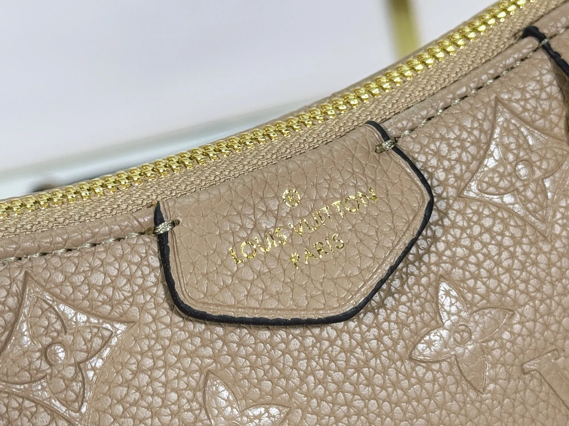 P180 Upgraded original M81066 M80349 M14421 M81862 M13614 This Easy Pouch handbag is decorated with classic Monogram pattern on the leather body and incorporates dazzling metal parts such as D-rings, making it a perfect choice for day and night travel. The compact shape is suitable for daily needs, and the detachable shoulder strap and chain allow for a variety of carrying methods. Dimensions: 19.0 x 11.5 x 3.0 cm (length x height x width)