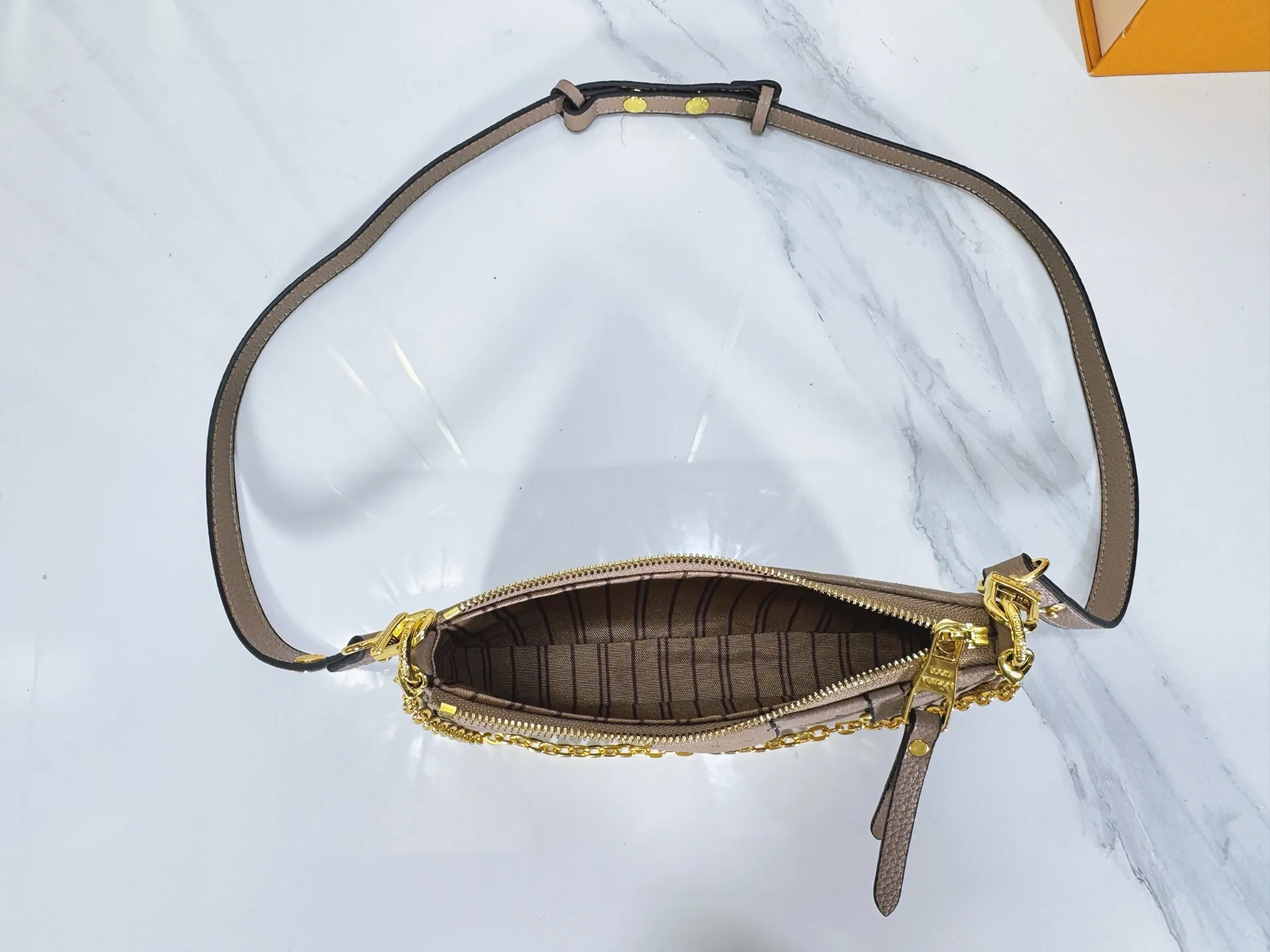 P180 Upgraded original M81066 M80349 M14421 M81862 M13614 This Easy Pouch handbag is decorated with classic Monogram pattern on the leather body and incorporates dazzling metal parts such as D-rings, making it a perfect choice for day and night travel. The compact shape is suitable for daily needs, and the detachable shoulder strap and chain allow for a variety of carrying methods. Dimensions: 19.0 x 11.5 x 3.0 cm (length x height x width)