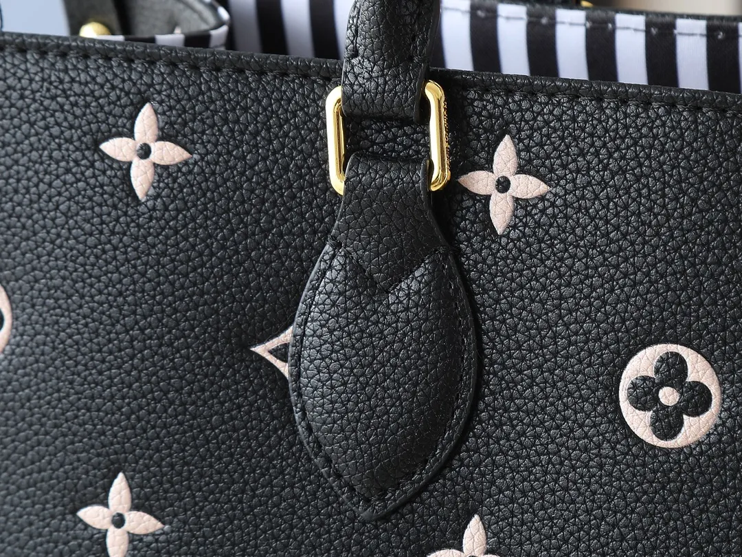 💰260💰Upgraded original M46833 ONTHEGO medium handbag M46834M45595 all black M45494 apricot print 45495 black print 45496 white print M46286 pink Monogram is full leather embossed silk screen white and purple mommy bag shopping bag oo [handshake] [handshake] pattern printed and dyed first, then embossed, soft and soft than grained cowhide Its ample interior can accommodate laptops and other office supplies. The long and short handles are convenient for carrying in the hand or on the shoulder. Size: 34x26x13cm