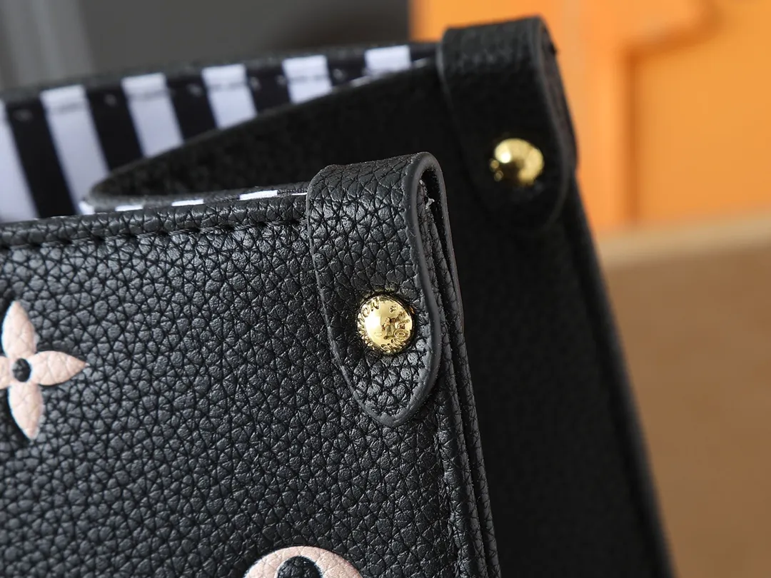 💰260💰Upgraded original M46833 ONTHEGO medium handbag M46834M45595 all black M45494 apricot print 45495 black print 45496 white print M46286 pink Monogram is full leather embossed silk screen white and purple mommy bag shopping bag oo [handshake] [handshake] pattern printed and dyed first, then embossed, soft and soft than grained cowhide Its ample interior can accommodate laptops and other office supplies. The long and short handles are convenient for carrying in the hand or on the shoulder. Size: 34x26x13cm