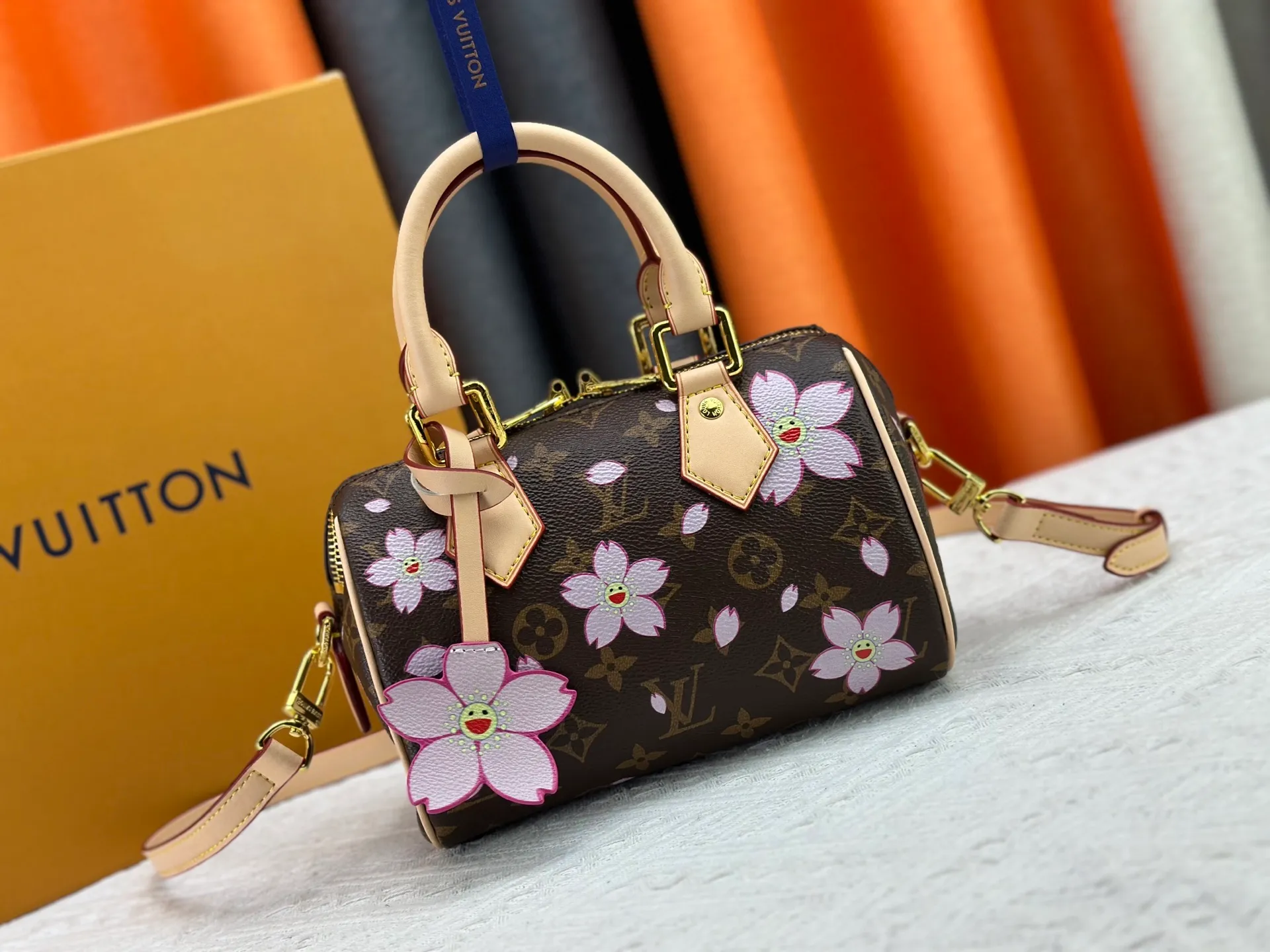 P240 Upgraded original M13805 M13257 M40390 M46234 lv Murakami Takashi co-branded cherry blossom 🌸NANOSPEEDY handbag This Nano Speedy handbag combines Monogram canvas and cow leather trim printing, with 33 colorful colors to interpret white tricolor and black tricolor. It has been launched in twelve pieces and is very popular around the world and is loved by celebrities and celebrities. 20 x 13 x 12 cm