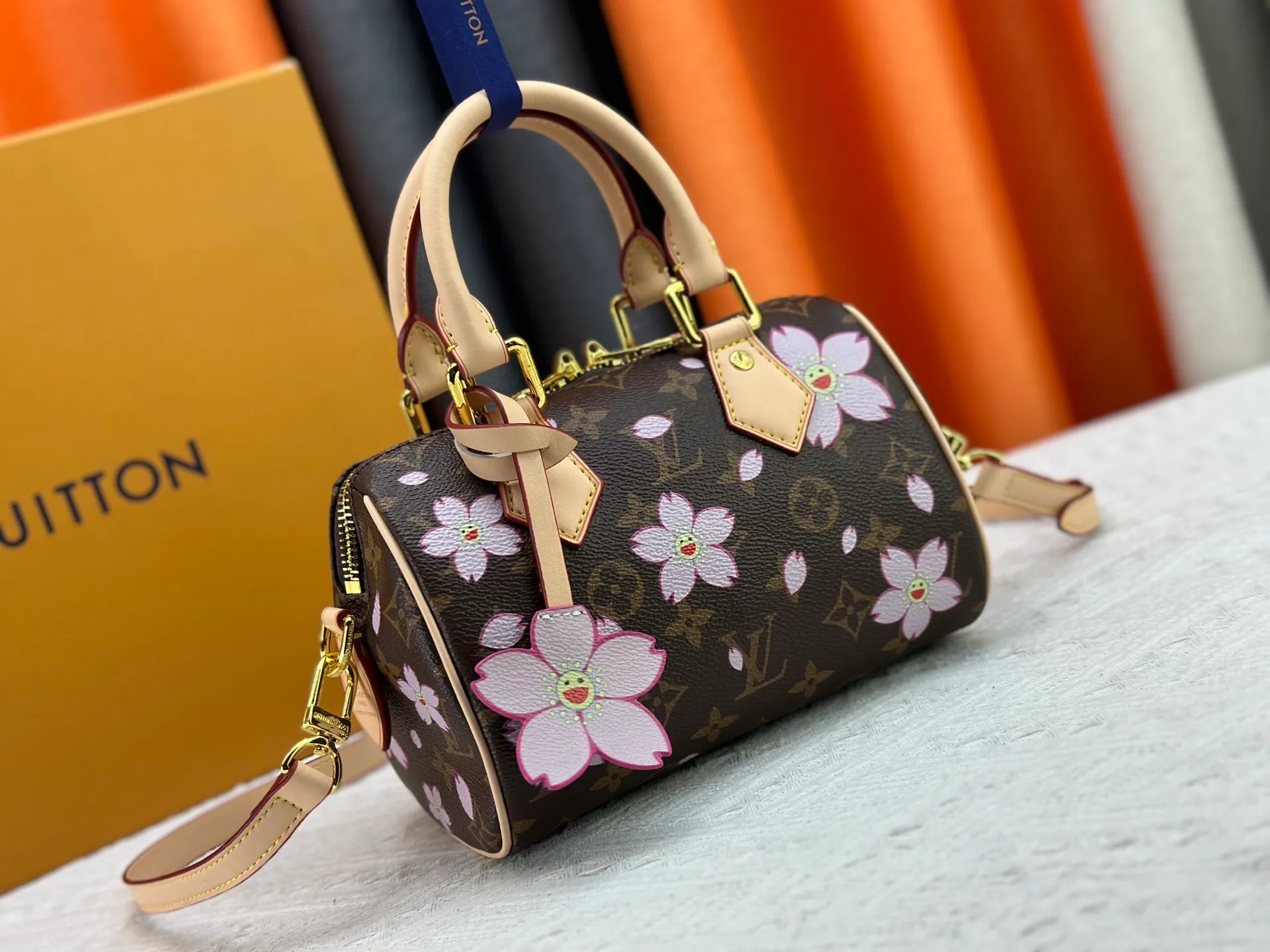 P240 Upgraded original M13805 M13257 M40390 M46234 lv Murakami Takashi co-branded cherry blossom 🌸NANOSPEEDY handbag This Nano Speedy handbag combines Monogram canvas and cow leather trim printing, with 33 colorful colors to interpret white tricolor and black tricolor. It has been launched in twelve pieces and is very popular around the world and is loved by celebrities and celebrities. 20 x 13 x 12 cm