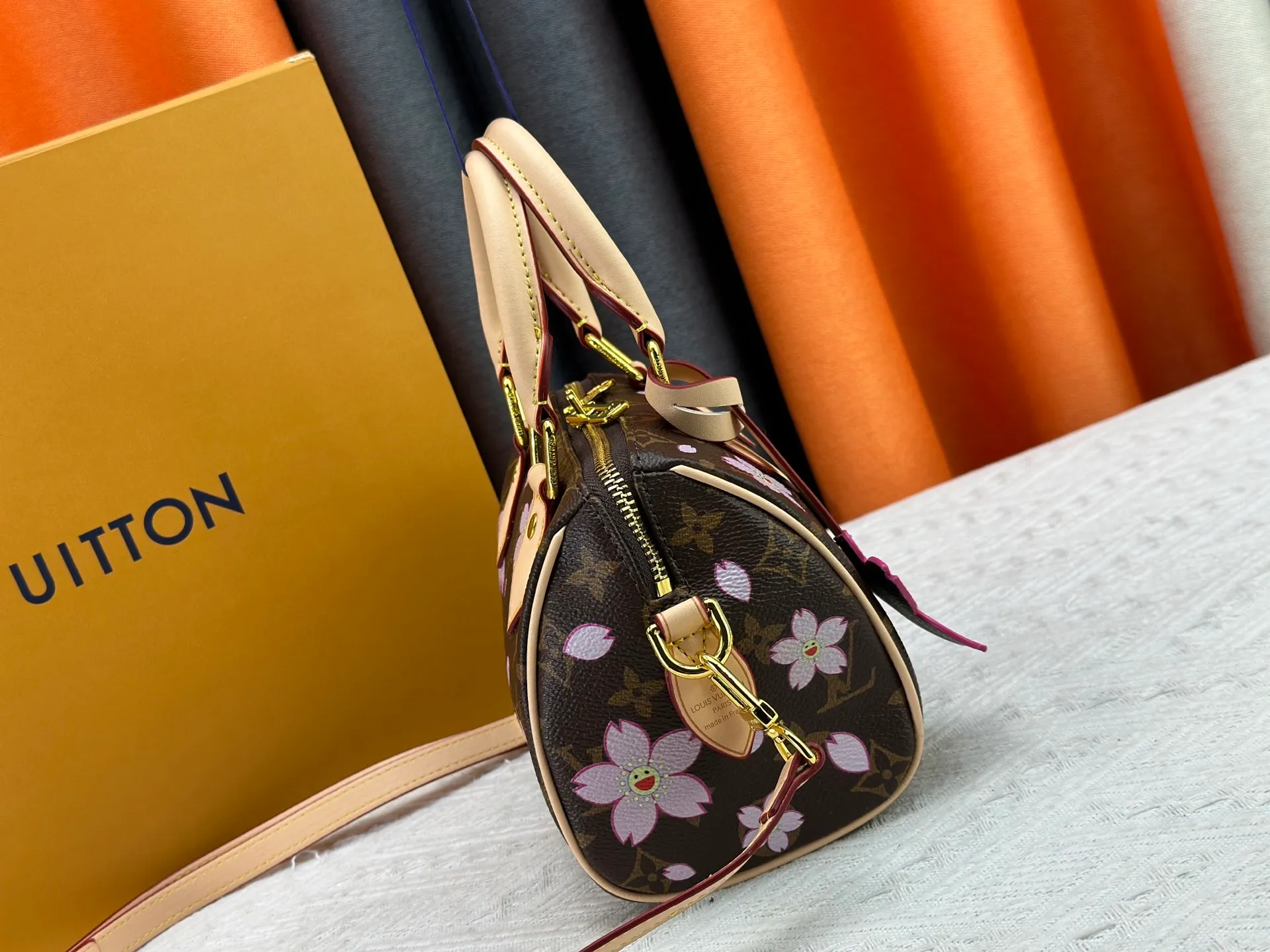 P240 Upgraded original M13805 M13257 M40390 M46234 lv Murakami Takashi co-branded cherry blossom 🌸NANOSPEEDY handbag This Nano Speedy handbag combines Monogram canvas and cow leather trim printing, with 33 colorful colors to interpret white tricolor and black tricolor. It has been launched in twelve pieces and is very popular around the world and is loved by celebrities and celebrities. 20 x 13 x 12 cm