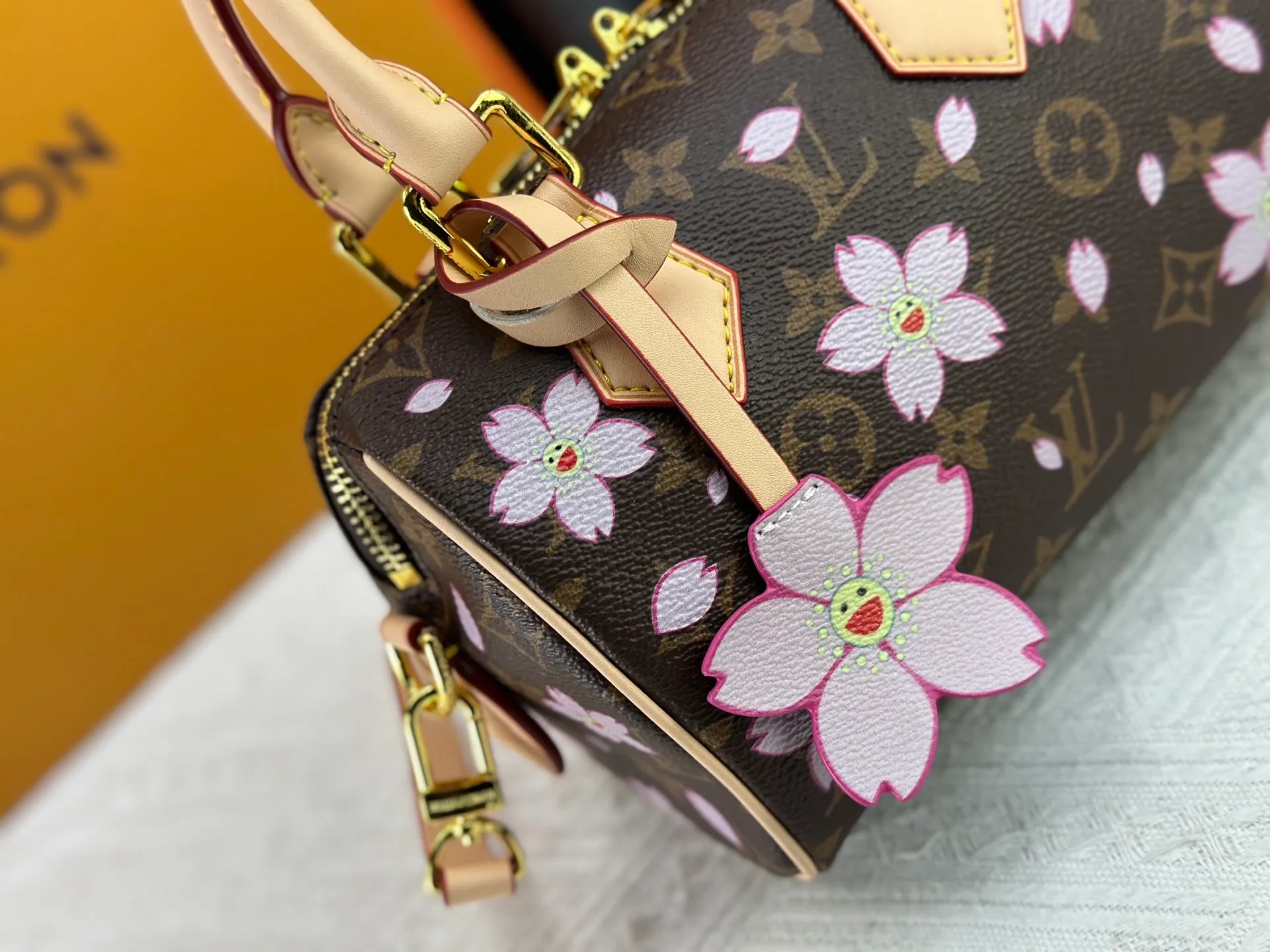 P240 Upgraded original M13805 M13257 M40390 M46234 lv Murakami Takashi co-branded cherry blossom 🌸NANOSPEEDY handbag This Nano Speedy handbag combines Monogram canvas and cow leather trim printing, with 33 colorful colors to interpret white tricolor and black tricolor. It has been launched in twelve pieces and is very popular around the world and is loved by celebrities and celebrities. 20 x 13 x 12 cm