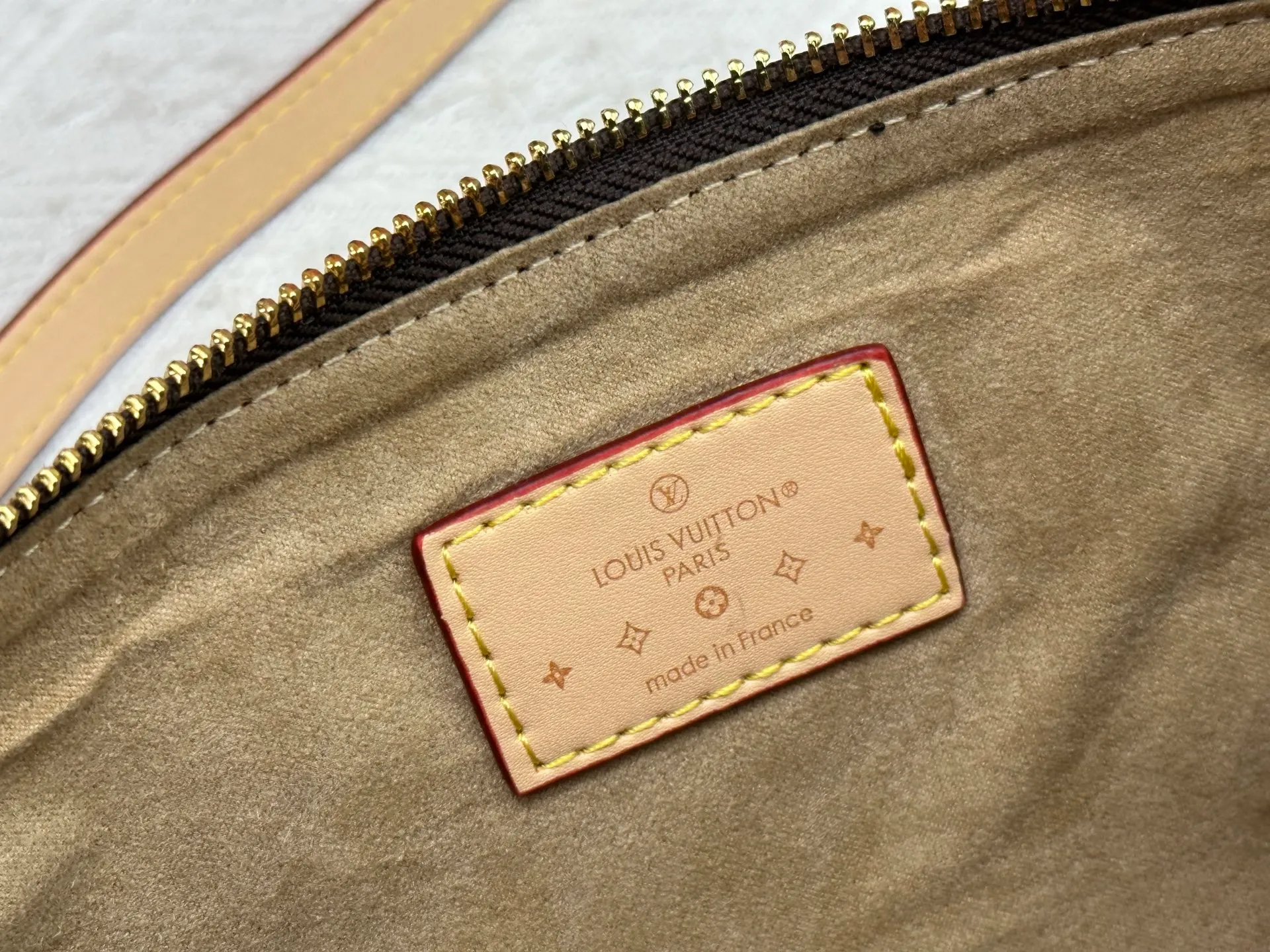 P240 Upgraded original M13805 M13257 M40390 M46234 lv Murakami Takashi co-branded cherry blossom 🌸NANOSPEEDY handbag This Nano Speedy handbag combines Monogram canvas and cow leather trim printing, with 33 colorful colors to interpret white tricolor and black tricolor. It has been launched in twelve pieces and is very popular around the world and is loved by celebrities and celebrities. 20 x 13 x 12 cm