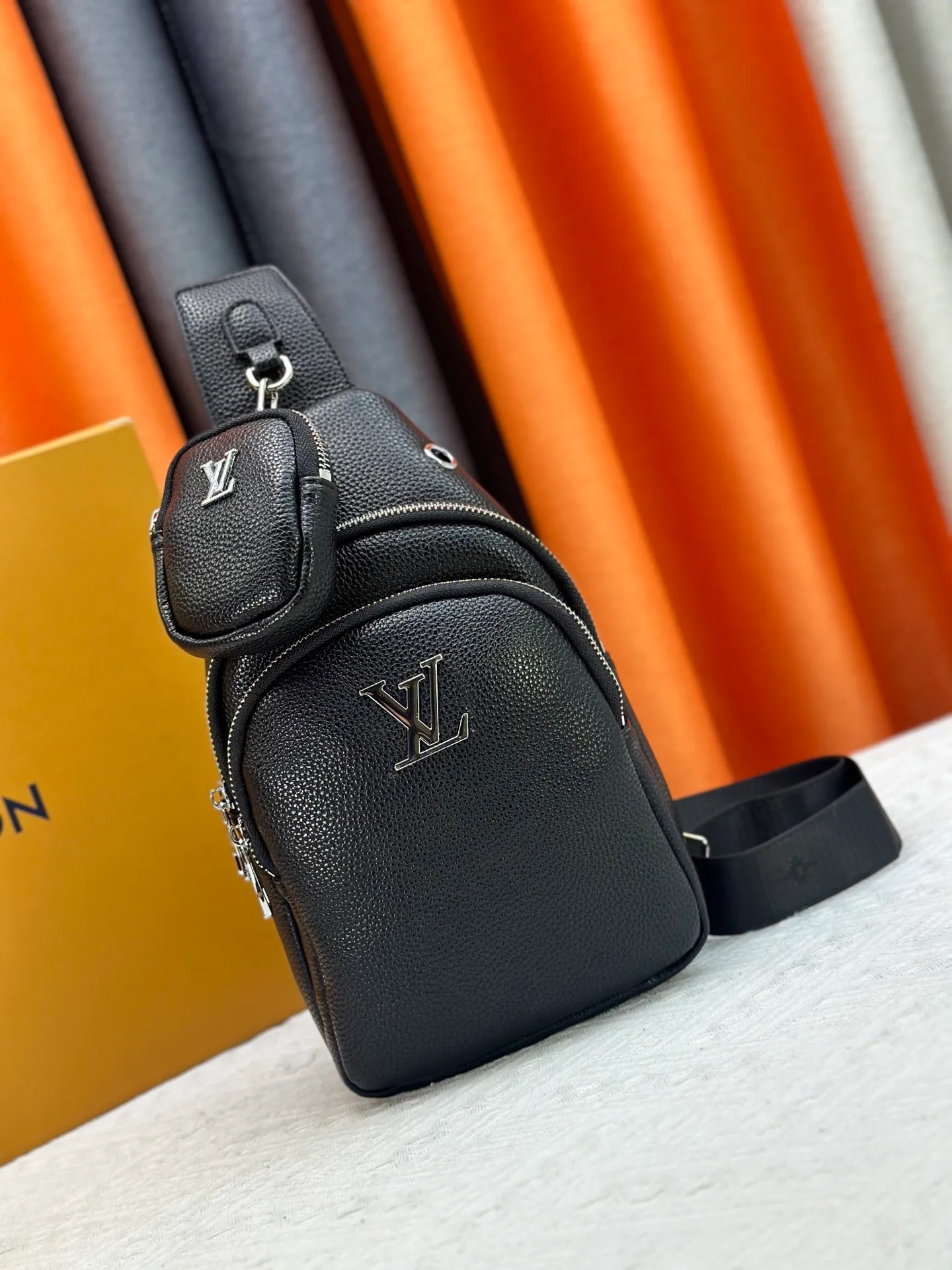 P320 latest style＜LV＞men's chest bag💯hot shipment❗️(actual photo taken📷no added effects) original imported first-layer cowhide👍soft and comfortable leather feel✌️intimately designed headphone cable drilling, using special hardware. original lining💪experienced tailor✂️unique casual high-end style🙌Model: 1057 M46344 Color: black. Size: 30×17×5cm