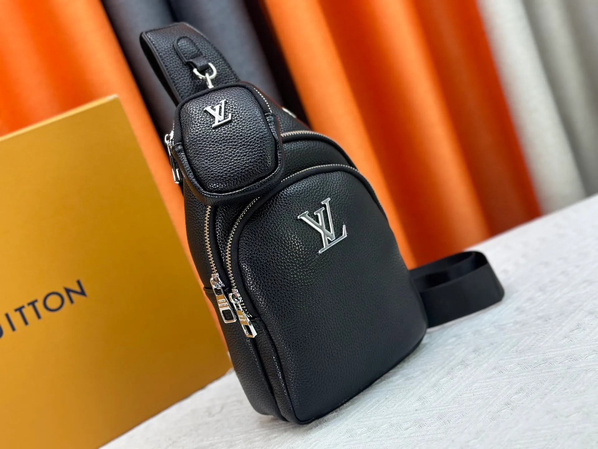 P320 latest style＜LV＞men's chest bag💯hot shipment❗️(actual photo taken📷no added effects) original imported first-layer cowhide👍soft and comfortable leather feel✌️intimately designed headphone cable drilling, using special hardware. original lining💪experienced tailor✂️unique casual high-end style🙌Model: 1057 M46344 Color: black. Size: 30×17×5cm