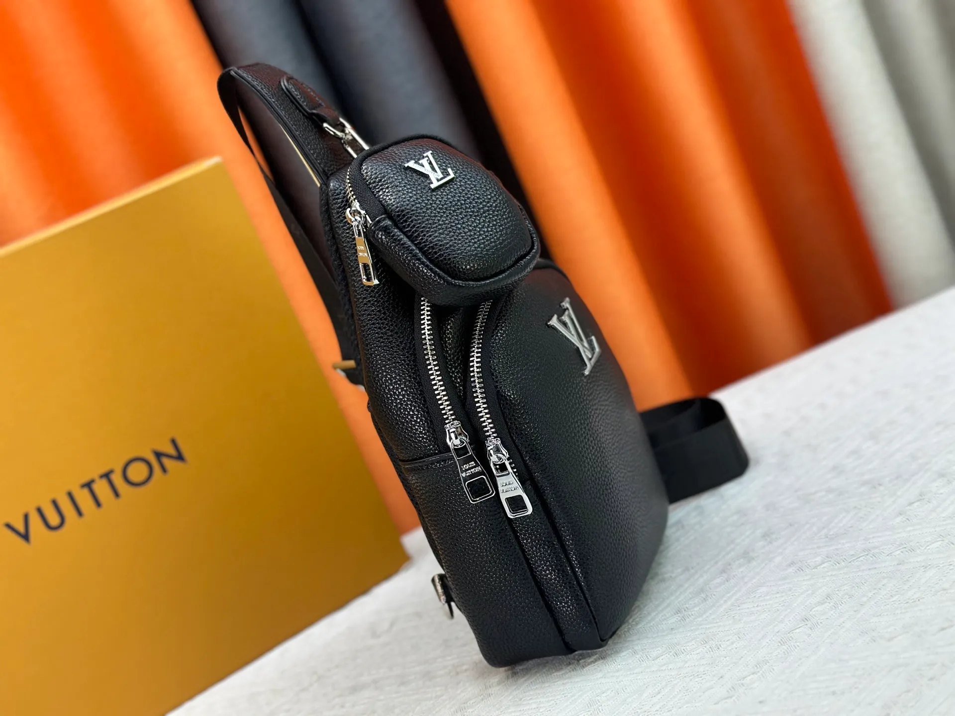 P320 latest style＜LV＞men's chest bag💯hot shipment❗️(actual photo taken📷no added effects) original imported first-layer cowhide👍soft and comfortable leather feel✌️intimately designed headphone cable drilling, using special hardware. original lining💪experienced tailor✂️unique casual high-end style🙌Model: 1057 M46344 Color: black. Size: 30×17×5cm
