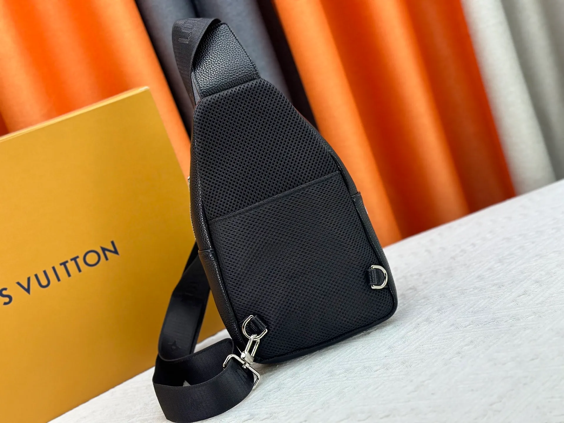 P320 latest style＜LV＞men's chest bag💯hot shipment❗️(actual photo taken📷no added effects) original imported first-layer cowhide👍soft and comfortable leather feel✌️intimately designed headphone cable drilling, using special hardware. original lining💪experienced tailor✂️unique casual high-end style🙌Model: 1057 M46344 Color: black. Size: 30×17×5cm