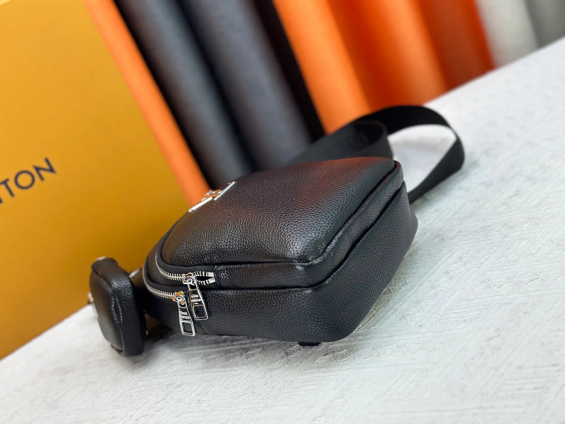 P320 latest style＜LV＞men's chest bag💯hot shipment❗️(actual photo taken📷no added effects) original imported first-layer cowhide👍soft and comfortable leather feel✌️intimately designed headphone cable drilling, using special hardware. original lining💪experienced tailor✂️unique casual high-end style🙌Model: 1057 M46344 Color: black. Size: 30×17×5cm