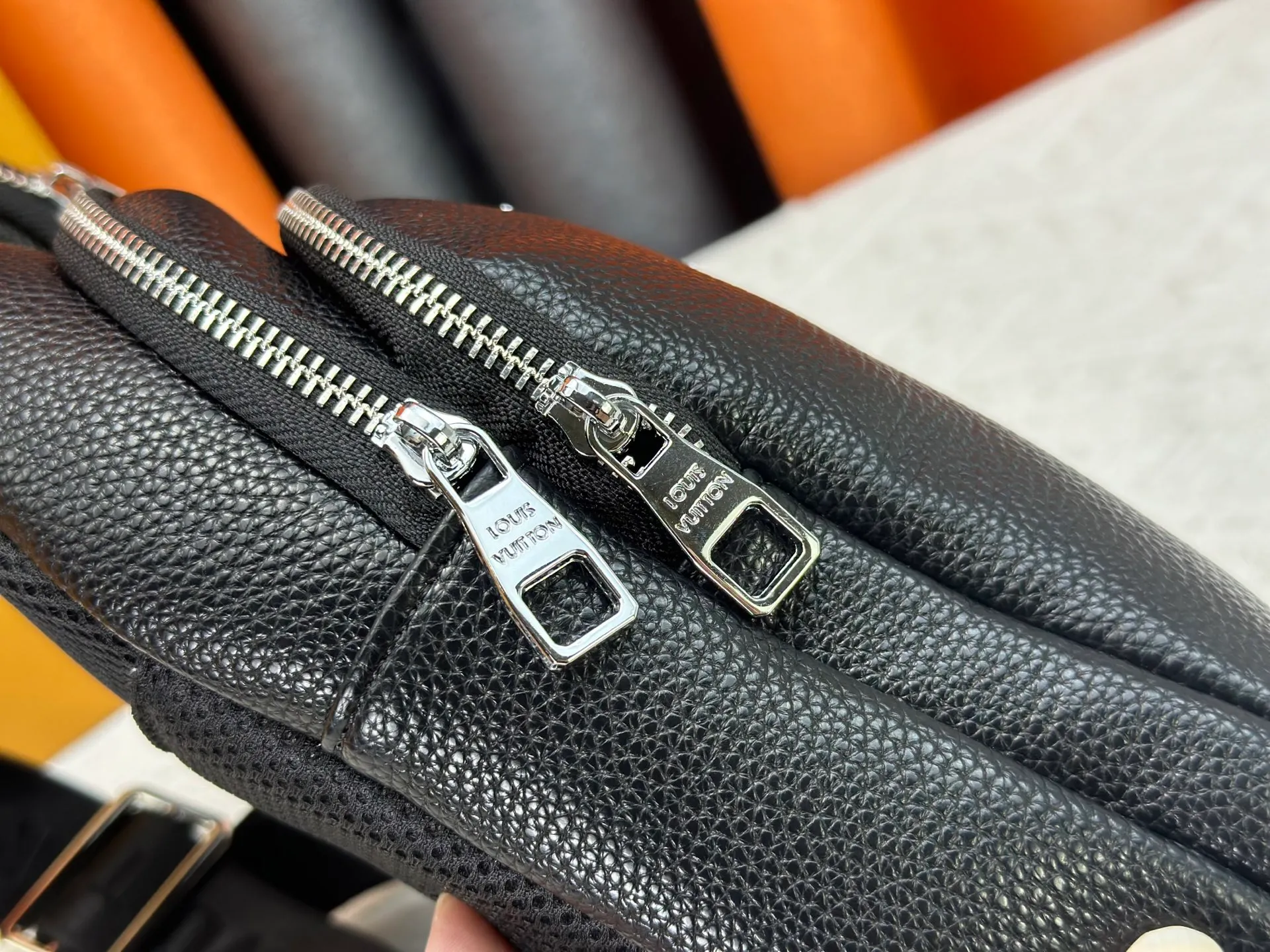P320 latest style＜LV＞men's chest bag💯hot shipment❗️(actual photo taken📷no added effects) original imported first-layer cowhide👍soft and comfortable leather feel✌️intimately designed headphone cable drilling, using special hardware. original lining💪experienced tailor✂️unique casual high-end style🙌Model: 1057 M46344 Color: black. Size: 30×17×5cm
