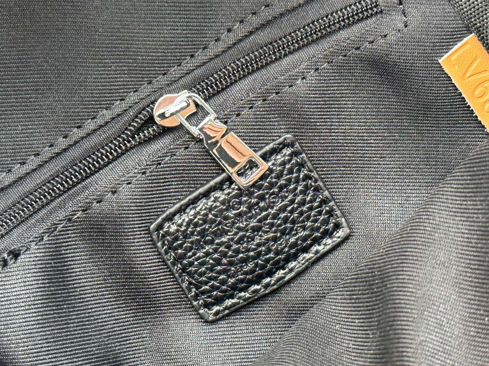 P320 latest style＜LV＞men's chest bag💯hot shipment❗️(actual photo taken📷no added effects) original imported first-layer cowhide👍soft and comfortable leather feel✌️intimately designed headphone cable drilling, using special hardware. original lining💪experienced tailor✂️unique casual high-end style🙌Model: 1057 M46344 Color: black. Size: 30×17×5cm