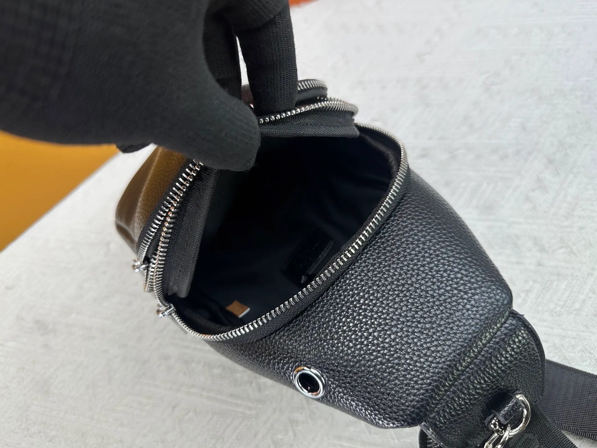 P320 latest style＜LV＞men's chest bag💯hot shipment❗️(actual photo taken📷no added effects) original imported first-layer cowhide👍soft and comfortable leather feel✌️intimately designed headphone cable drilling, using special hardware. original lining💪experienced tailor✂️unique casual high-end style🙌Model: 1057 M46344 Color: black. Size: 30×17×5cm