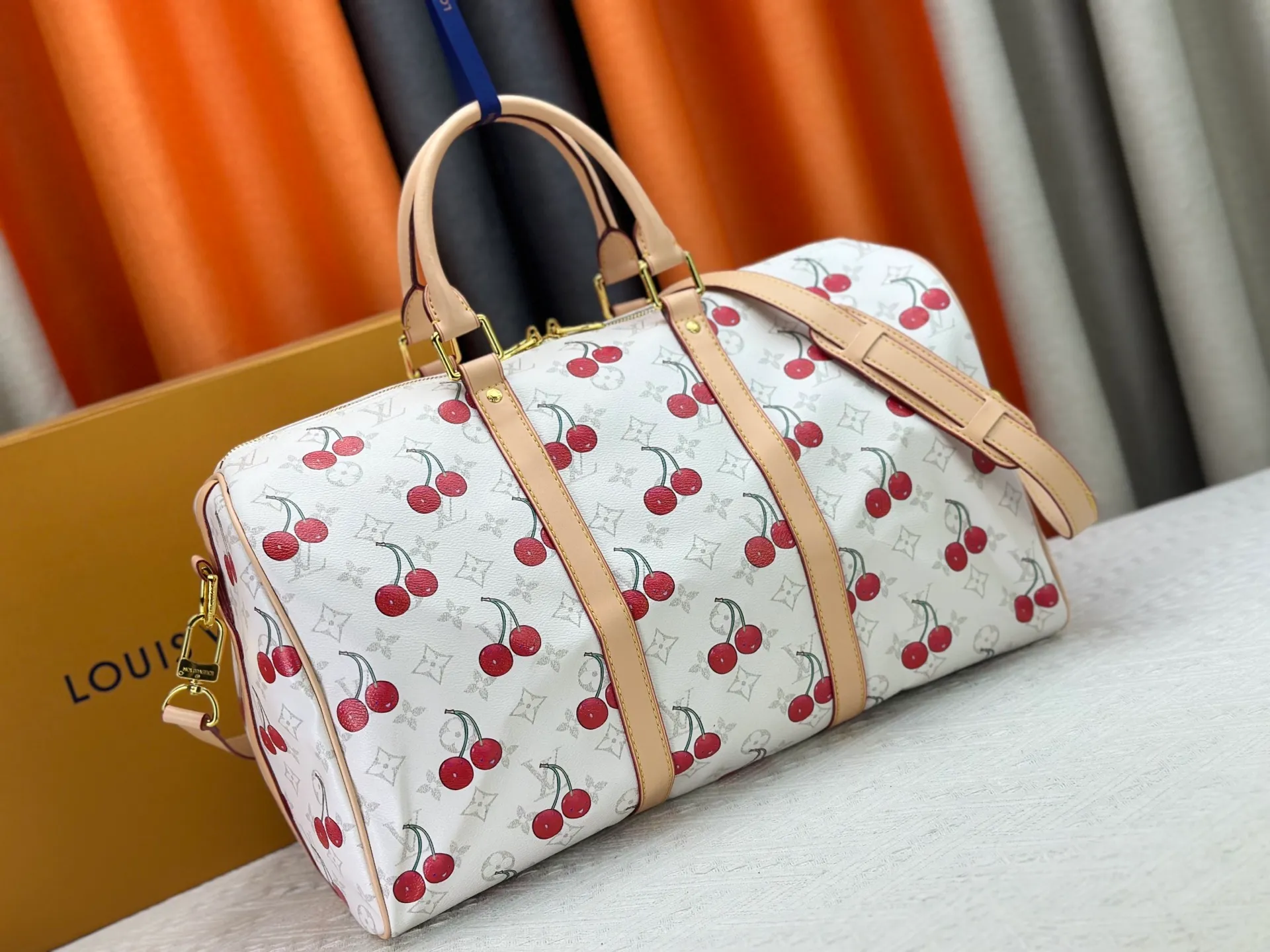P340 Upgraded original [Keepall Bandoulière 45] M13764 white cherry travel bag has a new look from the Louis Vuitton x Takashi Murakami series. Classic Monogram canvas features a patchwork pattern of sweet cherries and a bold lining that reflects the playful aesthetic of renowned Japanese artist Takashi Murakami. Side straps, top handles and adjustable shoulder straps reveal the natural color of the leather, while dazzling hardware completes the look. Dimensions: 27 x 20 x 45 cm