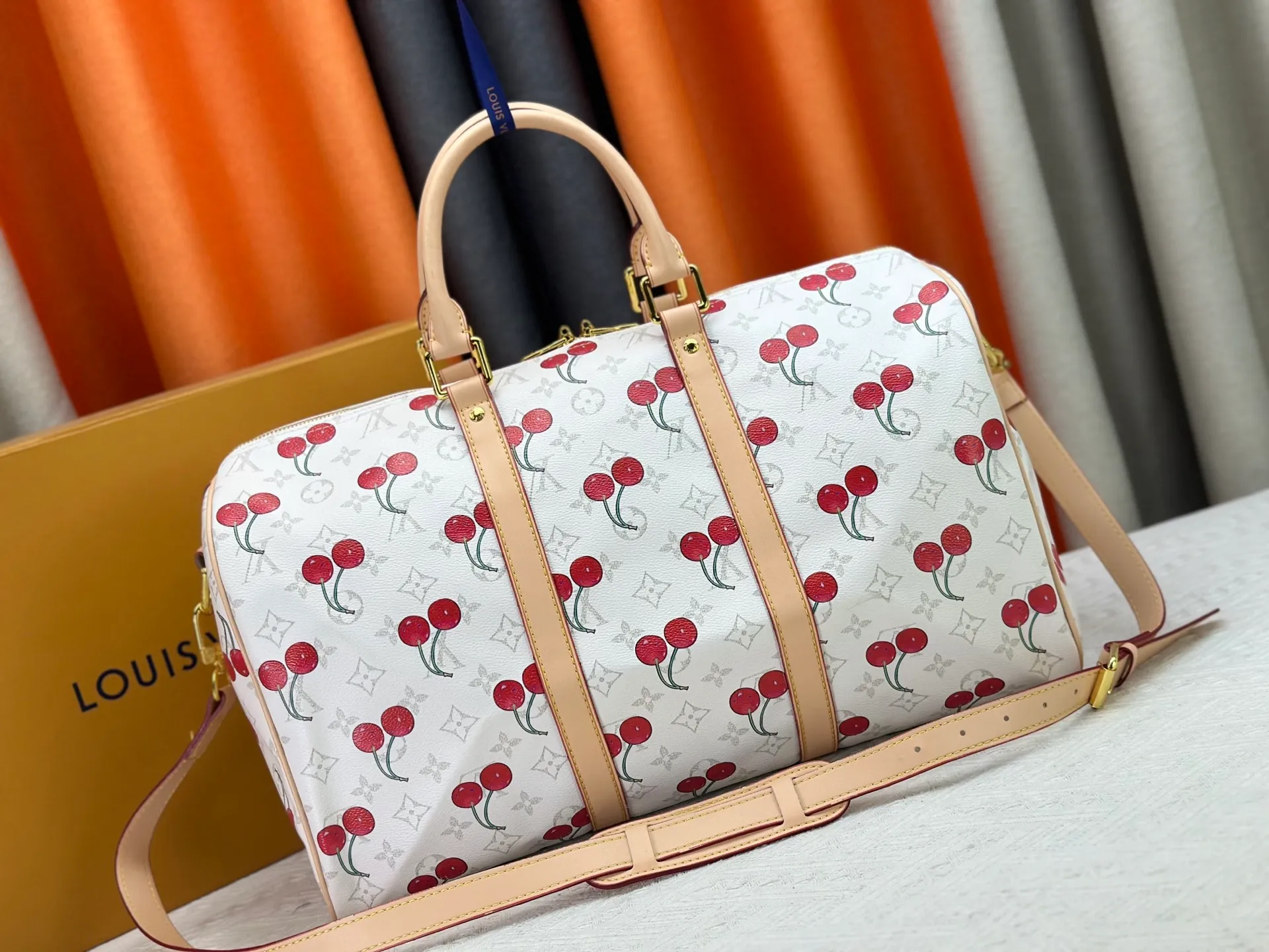 P340 Upgraded original [Keepall Bandoulière 45] M13764 white cherry travel bag has a new look from the Louis Vuitton x Takashi Murakami series. Classic Monogram canvas features a patchwork pattern of sweet cherries and a bold lining that reflects the playful aesthetic of renowned Japanese artist Takashi Murakami. Side straps, top handles and adjustable shoulder straps reveal the natural color of the leather, while dazzling hardware completes the look. Dimensions: 27 x 20 x 45 cm