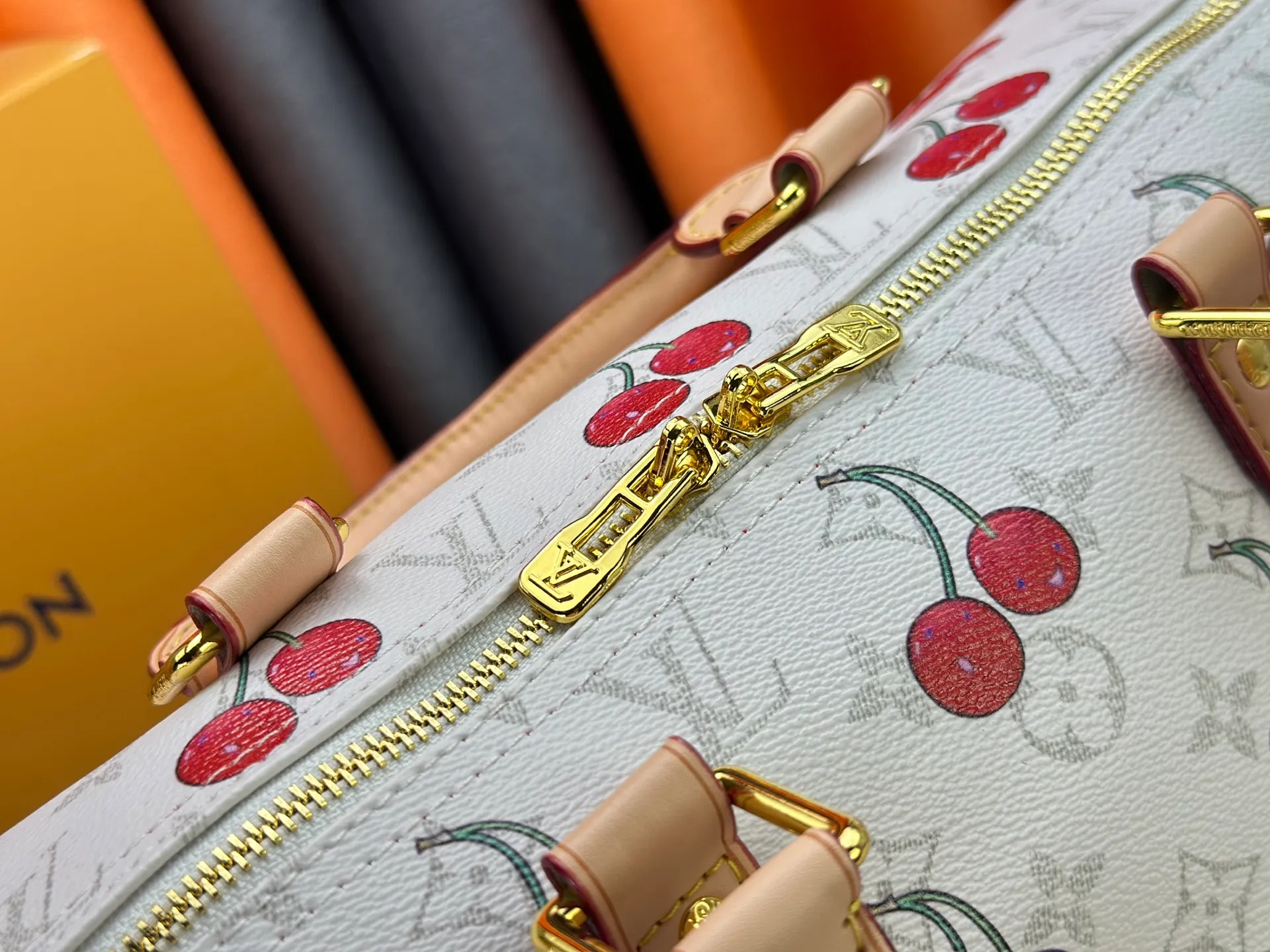 P340 Upgraded original [Keepall Bandoulière 45] M13764 white cherry travel bag has a new look from the Louis Vuitton x Takashi Murakami series. Classic Monogram canvas features a patchwork pattern of sweet cherries and a bold lining that reflects the playful aesthetic of renowned Japanese artist Takashi Murakami. Side straps, top handles and adjustable shoulder straps reveal the natural color of the leather, while dazzling hardware completes the look. Dimensions: 27 x 20 x 45 cm