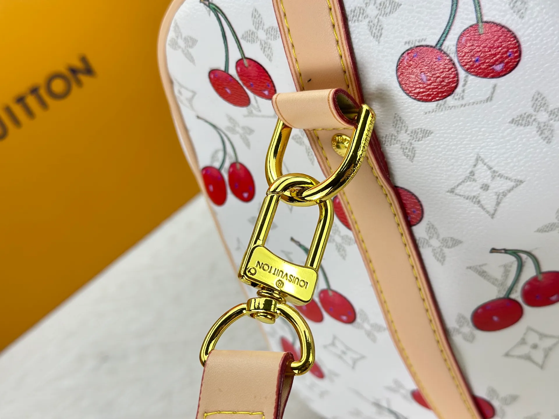 P340 Upgraded original [Keepall Bandoulière 45] M13764 white cherry travel bag has a new look from the Louis Vuitton x Takashi Murakami series. Classic Monogram canvas features a patchwork pattern of sweet cherries and a bold lining that reflects the playful aesthetic of renowned Japanese artist Takashi Murakami. Side straps, top handles and adjustable shoulder straps reveal the natural color of the leather, while dazzling hardware completes the look. Dimensions: 27 x 20 x 45 cm