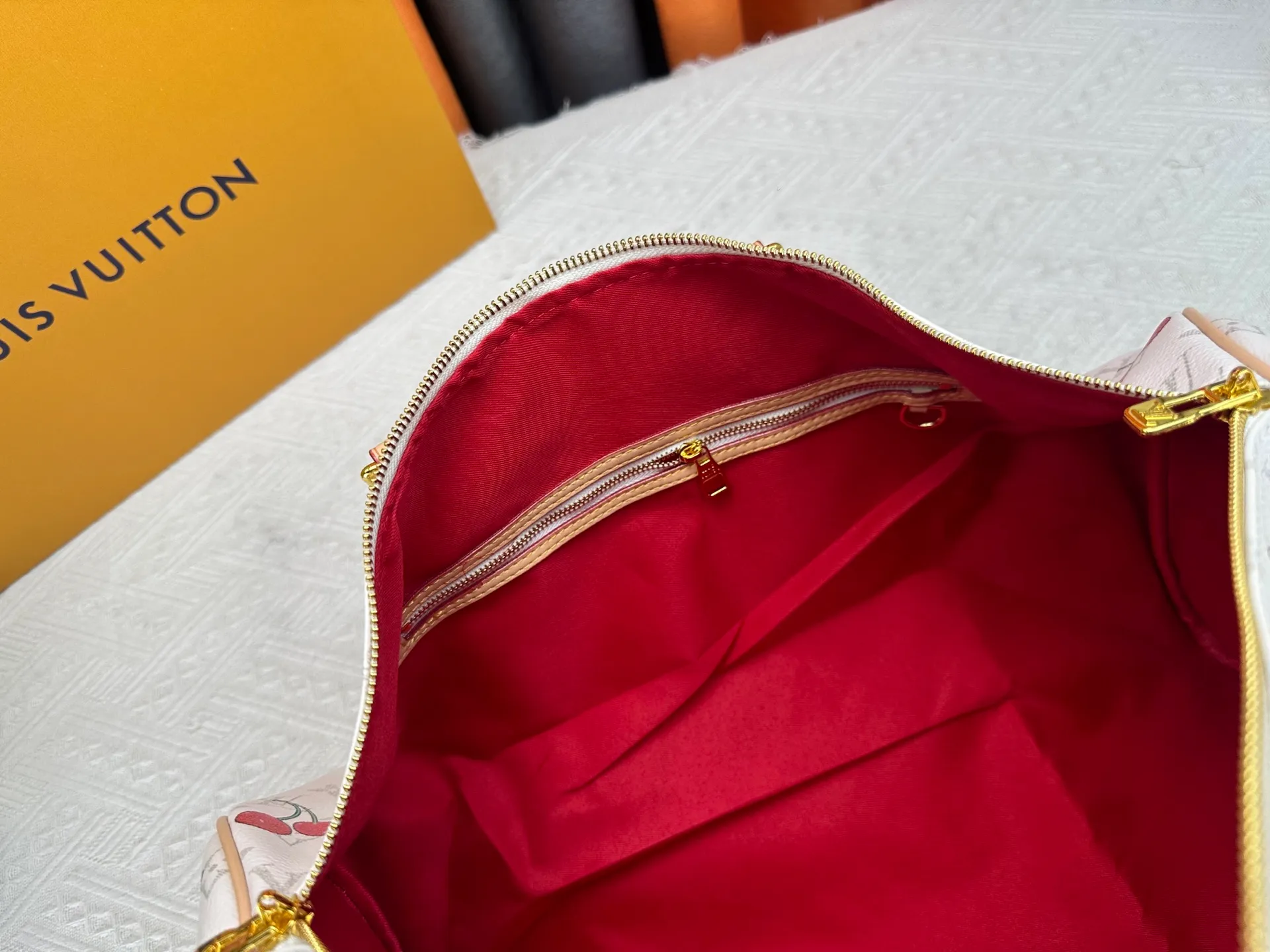 P340 Upgraded original [Keepall Bandoulière 45] M13764 white cherry travel bag has a new look from the Louis Vuitton x Takashi Murakami series. Classic Monogram canvas features a patchwork pattern of sweet cherries and a bold lining that reflects the playful aesthetic of renowned Japanese artist Takashi Murakami. Side straps, top handles and adjustable shoulder straps reveal the natural color of the leather, while dazzling hardware completes the look. Dimensions: 27 x 20 x 45 cm