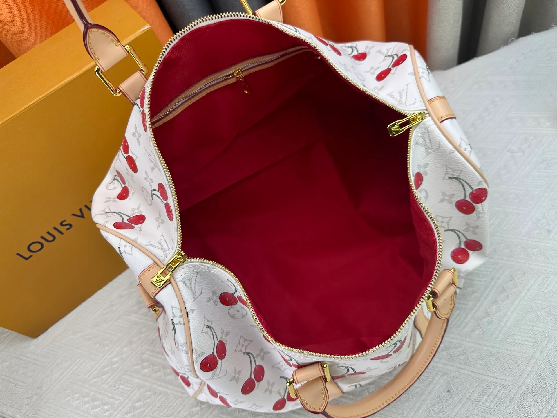 P340 Upgraded original [Keepall Bandoulière 45] M13764 white cherry travel bag has a new look from the Louis Vuitton x Takashi Murakami series. Classic Monogram canvas features a patchwork pattern of sweet cherries and a bold lining that reflects the playful aesthetic of renowned Japanese artist Takashi Murakami. Side straps, top handles and adjustable shoulder straps reveal the natural color of the leather, while dazzling hardware completes the look. Dimensions: 27 x 20 x 45 cm
