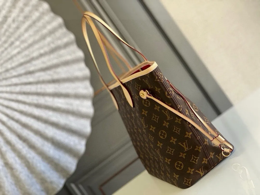 💰760 (medium steel nails) top original order M41177 NEVERFULL medium handbag Neverfull classic handbag, explore the exquisite details inside the bag. The redesigned interior pockets feature a fresh fabric lining, especially the detachable zippered clutch, which can be used alone as a sophisticated clutch or as an additional pocket. Bright lining tones add a more lively feel to Monogram's classic canvas. Detailed features 31 x 28 x 14 cm (Length x Height x Width) Redesigned interior pocket with details inspired by the Louis Vuitton archives Pocket lined with linen fabric Removable zipped clutch with tonal interior pocket Natural cowhide leather trim Shiny gold-tone hardware Handles: Double handle