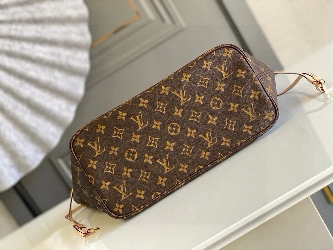 💰760 (medium steel nails) top original order M41177 NEVERFULL medium handbag Neverfull classic handbag, explore the exquisite details inside the bag. The redesigned interior pockets feature a fresh fabric lining, especially the detachable zippered clutch, which can be used alone as a sophisticated clutch or as an additional pocket. Bright lining tones add a more lively feel to Monogram's classic canvas. Detailed features 31 x 28 x 14 cm (Length x Height x Width) Redesigned interior pocket with details inspired by the Louis Vuitton archives Pocket lined with linen fabric Removable zipped clutch with tonal interior pocket Natural cowhide leather trim Shiny gold-tone hardware Handles: Double handle