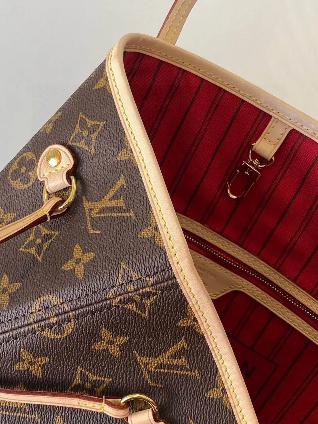 💰760 (medium steel nails) top original order M41177 NEVERFULL medium handbag Neverfull classic handbag, explore the exquisite details inside the bag. The redesigned interior pockets feature a fresh fabric lining, especially the detachable zippered clutch, which can be used alone as a sophisticated clutch or as an additional pocket. Bright lining tones add a more lively feel to Monogram's classic canvas. Detailed features 31 x 28 x 14 cm (Length x Height x Width) Redesigned interior pocket with details inspired by the Louis Vuitton archives Pocket lined with linen fabric Removable zipped clutch with tonal interior pocket Natural cowhide leather trim Shiny gold-tone hardware Handles: Double handle