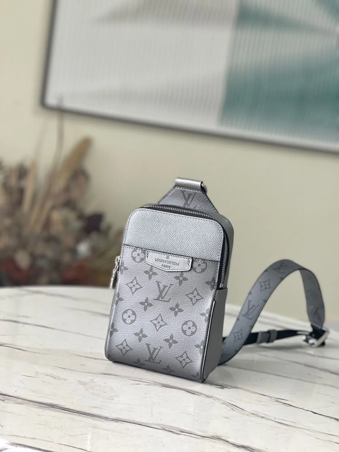 💰700 (top-grain leather) Top-quality original M30833 Taigarama series Outdoor shoulder bag is made of Taïga leather and Monogram canvas, making it easy to carry mobile phones, keys, headphones, credit cards, etc. The adjustable shoulder strap makes it easy to carry on the left or right shoulder. Dimensions: 13 x 21 x 5 cm