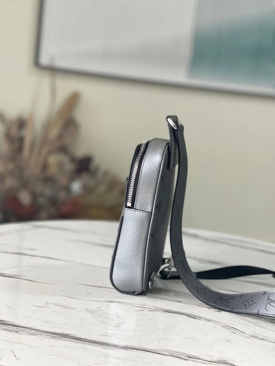 💰700 (top-grain leather) Top-quality original M30833 Taigarama series Outdoor shoulder bag is made of Taïga leather and Monogram canvas, making it easy to carry mobile phones, keys, headphones, credit cards, etc. The adjustable shoulder strap makes it easy to carry on the left or right shoulder. Dimensions: 13 x 21 x 5 cm