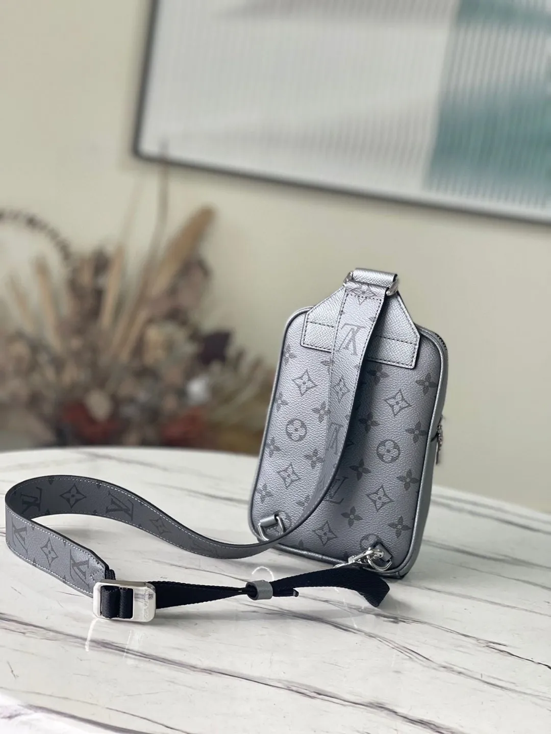 💰700 (top-grain leather) Top-quality original M30833 Taigarama series Outdoor shoulder bag is made of Taïga leather and Monogram canvas, making it easy to carry mobile phones, keys, headphones, credit cards, etc. The adjustable shoulder strap makes it easy to carry on the left or right shoulder. Dimensions: 13 x 21 x 5 cm
