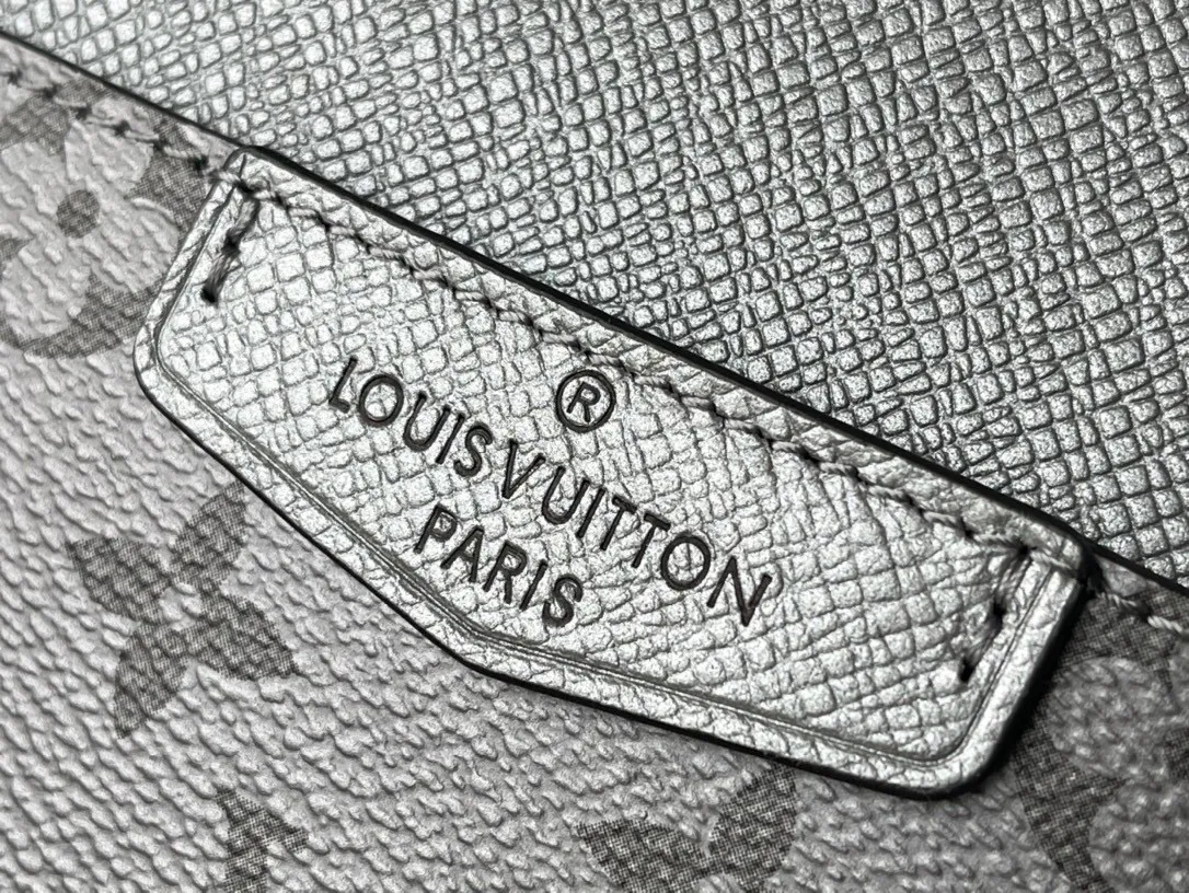 💰700 (top-grain leather) Top-quality original M30833 Taigarama series Outdoor shoulder bag is made of Taïga leather and Monogram canvas, making it easy to carry mobile phones, keys, headphones, credit cards, etc. The adjustable shoulder strap makes it easy to carry on the left or right shoulder. Dimensions: 13 x 21 x 5 cm