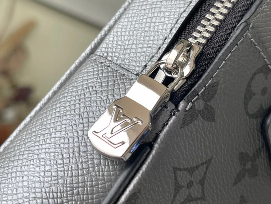 💰700 (top-grain leather) Top-quality original M30833 Taigarama series Outdoor shoulder bag is made of Taïga leather and Monogram canvas, making it easy to carry mobile phones, keys, headphones, credit cards, etc. The adjustable shoulder strap makes it easy to carry on the left or right shoulder. Dimensions: 13 x 21 x 5 cm