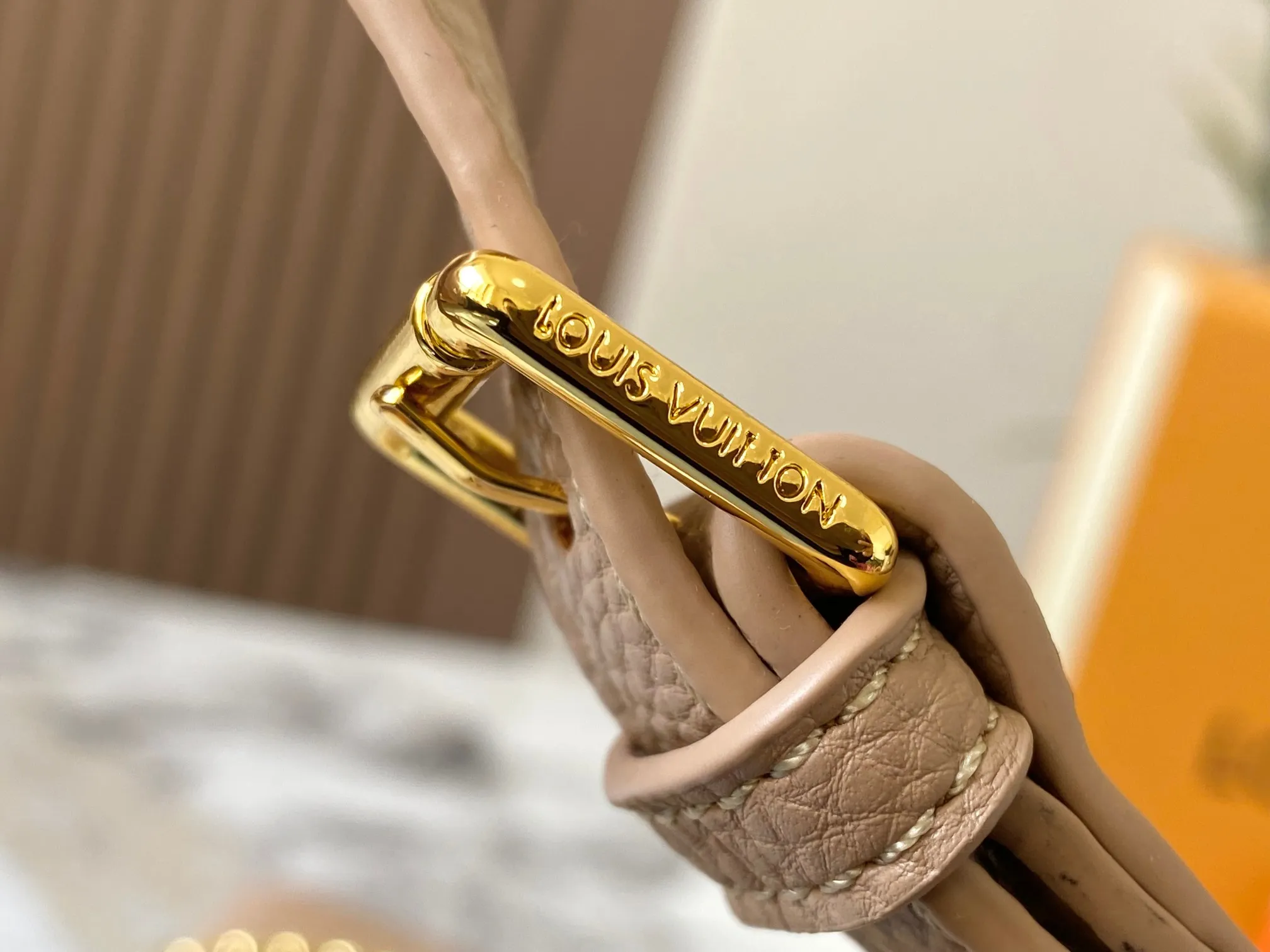 P500 [Guangzhou top quality original version] M26532 apricot color. This modern version of Capucines BB is made of timeless Taurillon leather and equipped with a jewelry-inspired Infinity chain. The bag is decorated with double galvanized metal parts, including the iconic Monogram floral pattern, and the LV Initials logo created with sunburst technology, creating a sundial-like light and shadow effect. The bag has multiple pockets and a detachable shoulder strap, allowing it to be carried on one shoulder or across the body. 27 x 17.3 x 9 (cm) (length x height x width)