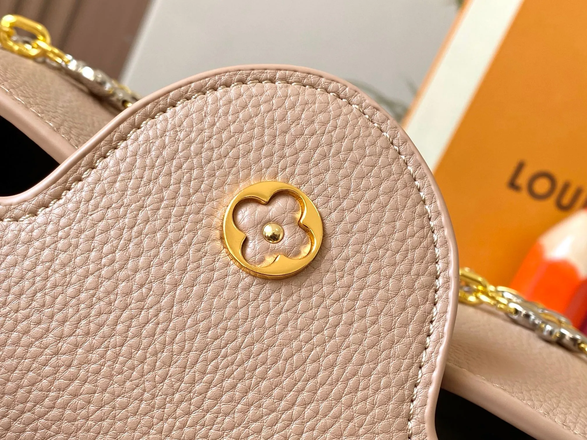 P500 [Guangzhou top quality original version] M26532 apricot color. This modern version of Capucines BB is made of timeless Taurillon leather and equipped with a jewelry-inspired Infinity chain. The bag is decorated with double galvanized metal parts, including the iconic Monogram floral pattern, and the LV Initials logo created with sunburst technology, creating a sundial-like light and shadow effect. The bag has multiple pockets and a detachable shoulder strap, allowing it to be carried on one shoulder or across the body. 27 x 17.3 x 9 (cm) (length x height x width)