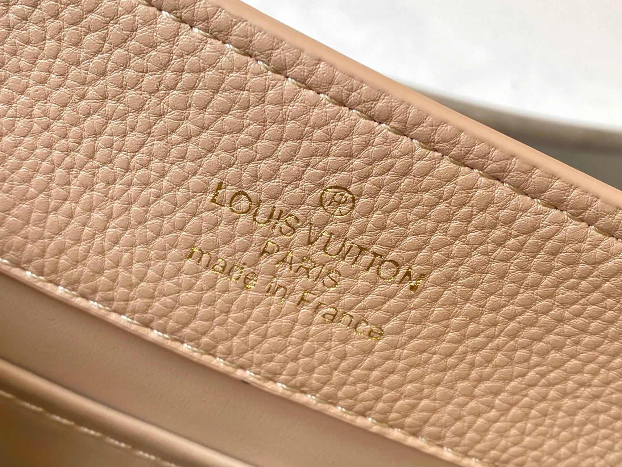 P500 [Guangzhou top quality original version] M26532 apricot color. This modern version of Capucines BB is made of timeless Taurillon leather and equipped with a jewelry-inspired Infinity chain. The bag is decorated with double galvanized metal parts, including the iconic Monogram floral pattern, and the LV Initials logo created with sunburst technology, creating a sundial-like light and shadow effect. The bag has multiple pockets and a detachable shoulder strap, allowing it to be carried on one shoulder or across the body. 27 x 17.3 x 9 (cm) (length x height x width)