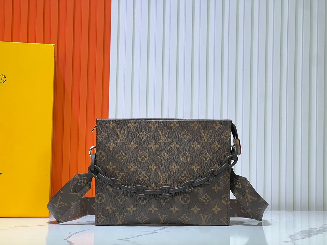 Batch 220💰Original goods High-end quality Exclusively released💥M67692# M47542 LV [Rose] official website toiletry bag Super🔥Beautiful new style LV original pair of flowers quality🌵Classic presbyopia clutch bag toiletry bag🤞Super high quality Made of original hardware💧very creative👍🏻Excellent upper body effect, unique design concept💦Exquisite craftsmanship Dimensions: 25x20x5