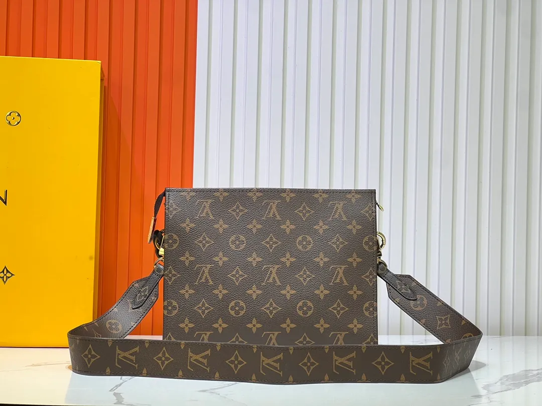 Batch 220💰Original goods High-end quality Exclusively released💥M67692# M47542 LV [Rose] official website toiletry bag Super🔥Beautiful new style LV original pair of flowers quality🌵Classic presbyopia clutch bag toiletry bag🤞Super high quality Made of original hardware💧very creative👍🏻Excellent upper body effect, unique design concept💦Exquisite craftsmanship Dimensions: 25x20x5