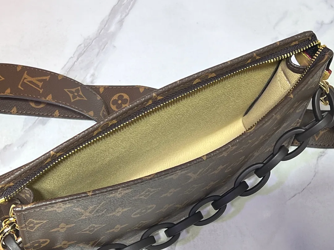 Batch 220💰Original goods High-end quality Exclusively released💥M67692# M47542 LV [Rose] official website toiletry bag Super🔥Beautiful new style LV original pair of flowers quality🌵Classic presbyopia clutch bag toiletry bag🤞Super high quality Made of original hardware💧very creative👍🏻Excellent upper body effect, unique design concept💦Exquisite craftsmanship Dimensions: 25x20x5