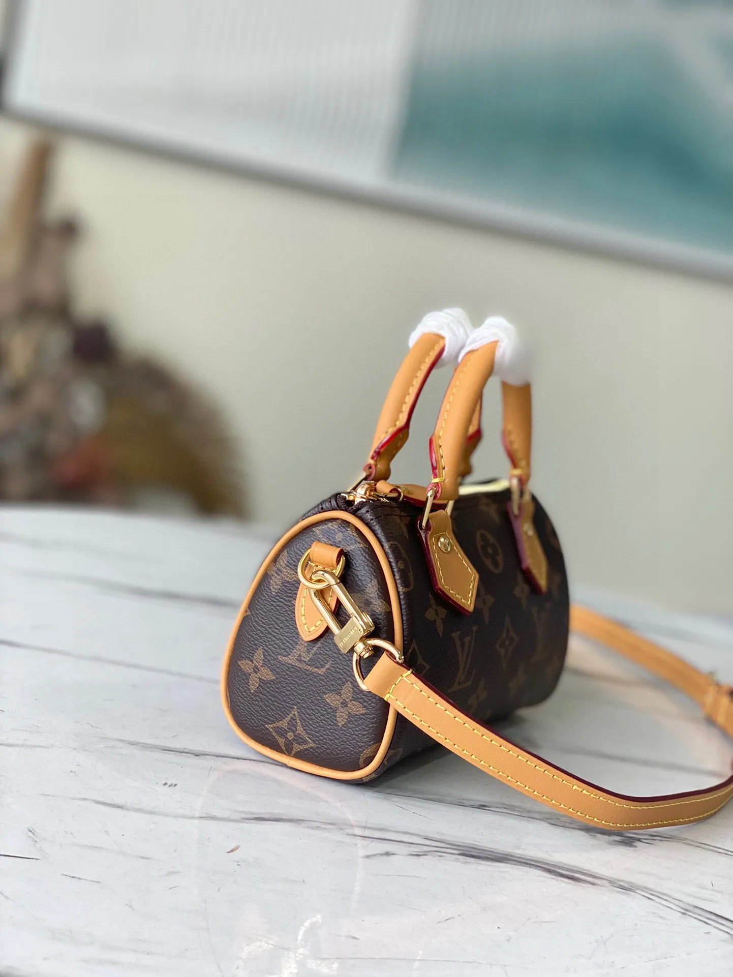 💰560 Top Original M81085 Nano Speedy handbag condenses the classic Speedy handbag structure, with an exquisite design made of Monogram canvas, with distressed cow leather details and metal parts. The handles and removable and adjustable shoulder strap allow for a variety of styling possibilities. Dimensions: 16 x 10 x 7.5 cm