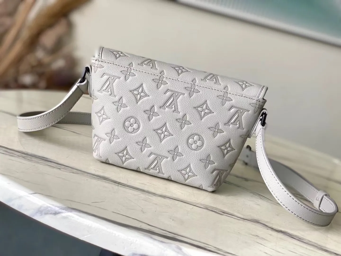 💰880 (top-grain leather) top original order M14794 This Pulse mini handbag is made of Monogram Shadow embossed cow leather dip-dyed in a modern new color, with a soft texture that upgrades the elegant structure and comfortable carrying experience. Metal hardware and zippers on the flap pocket subtly accentuate the bag's pattern, and the adjustable shoulder strap offers shoulder and cross-body options. Dimensions: 22.5 × 16 × 5 cm