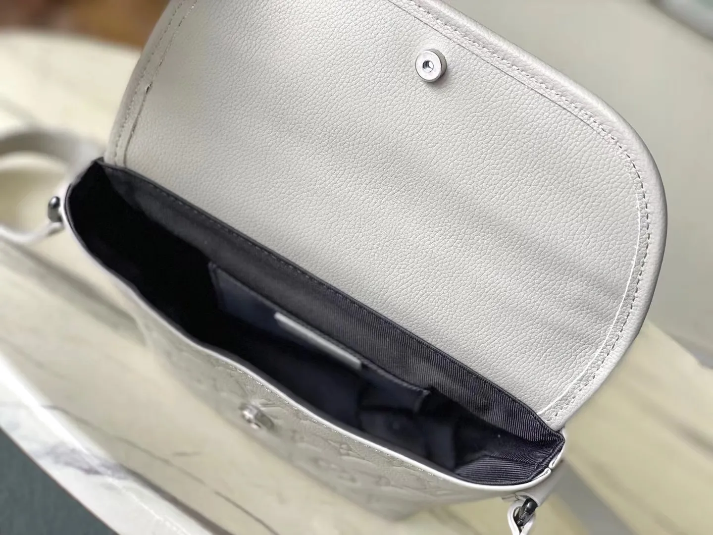 💰880 (top-grain leather) top original order M14794 This Pulse mini handbag is made of Monogram Shadow embossed cow leather dip-dyed in a modern new color, with a soft texture that upgrades the elegant structure and comfortable carrying experience. Metal hardware and zippers on the flap pocket subtly accentuate the bag's pattern, and the adjustable shoulder strap offers shoulder and cross-body options. Dimensions: 22.5 × 16 × 5 cm