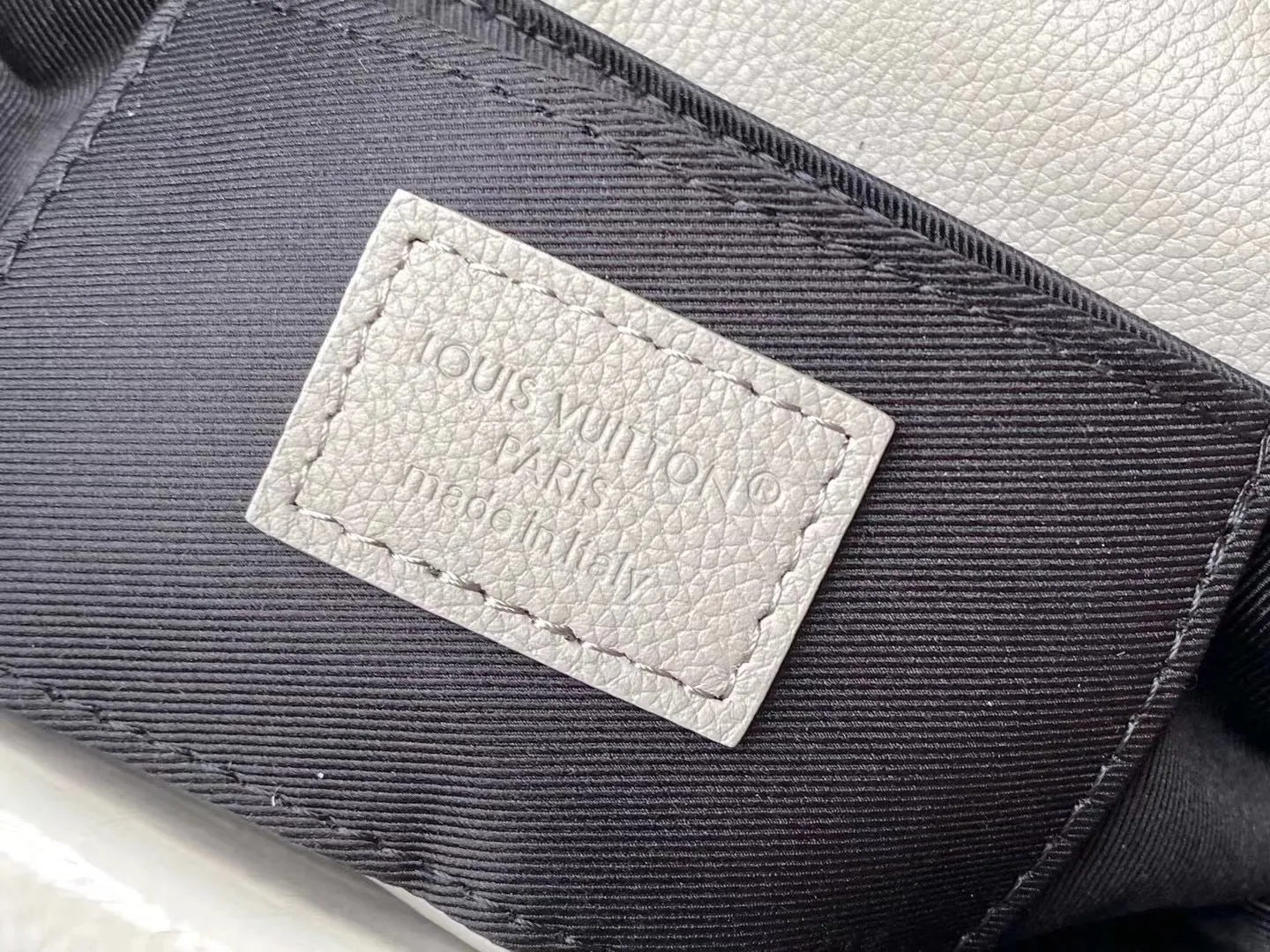 💰880 (top-grain leather) top original order M14794 This Pulse mini handbag is made of Monogram Shadow embossed cow leather dip-dyed in a modern new color, with a soft texture that upgrades the elegant structure and comfortable carrying experience. Metal hardware and zippers on the flap pocket subtly accentuate the bag's pattern, and the adjustable shoulder strap offers shoulder and cross-body options. Dimensions: 22.5 × 16 × 5 cm