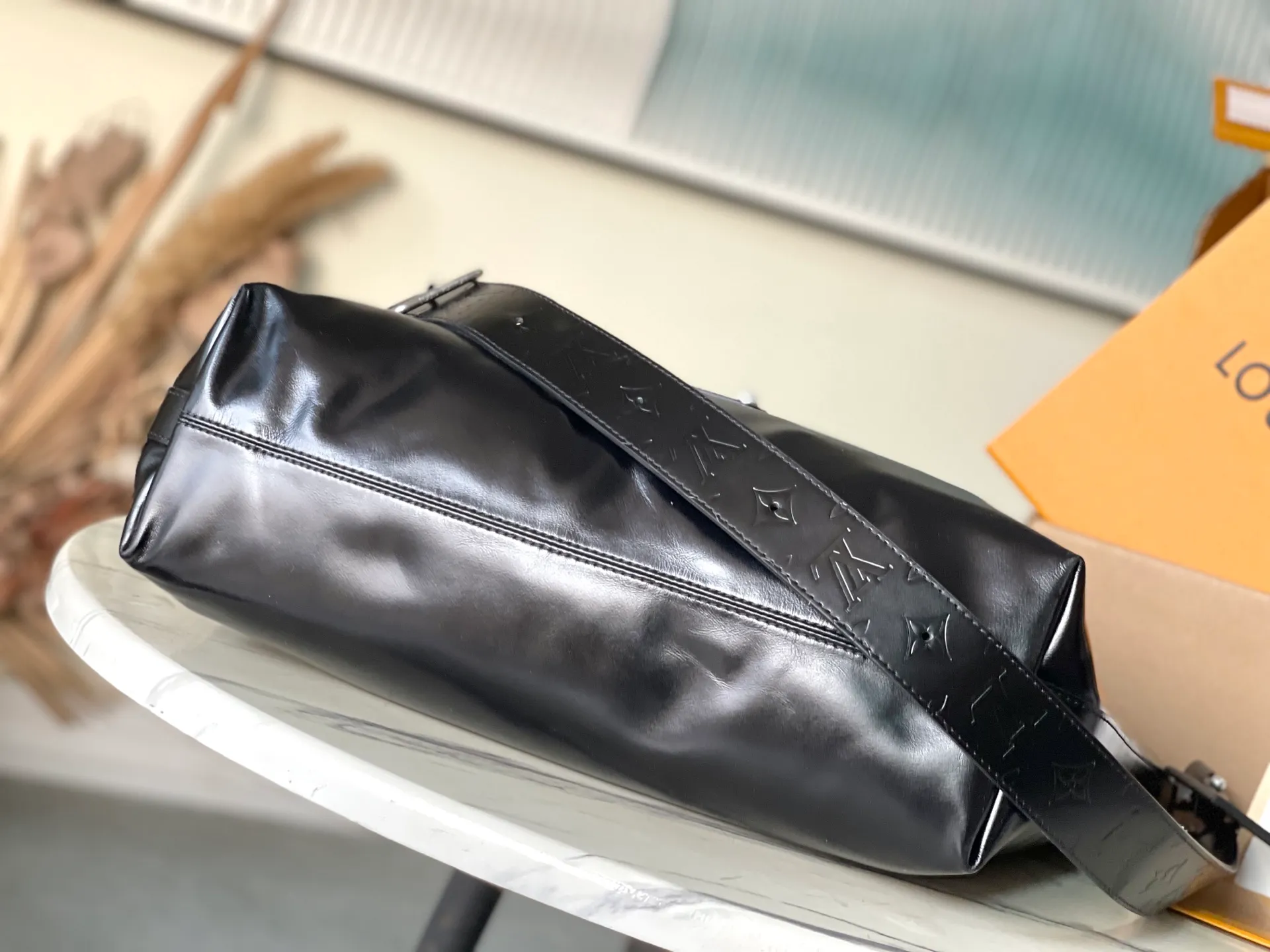 💰1280 (top-grain leather) top original order M13986 This Vagabond Hobo handbag is made of glossy soft cow leather to create an ergonomic and close-fitting silhouette. Whether it is worn cross-body or on the shoulder, it can show its cool style. The metal zipper enables smooth opening and closing, and the bead chain cleverly connects the zipper puller and V letter decoration. Dimensions: 35×12×38 cm