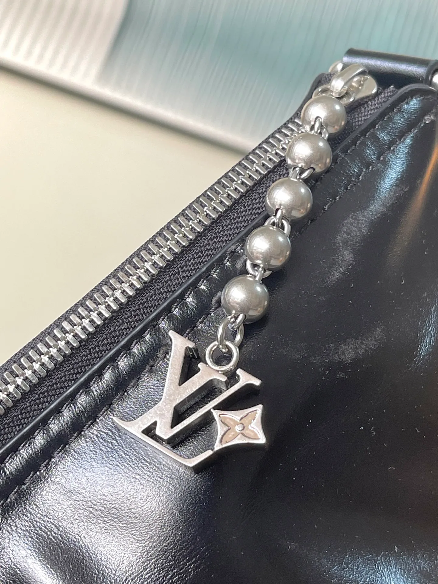 💰1280 (top-grain leather) top original order M13986 This Vagabond Hobo handbag is made of glossy soft cow leather to create an ergonomic and close-fitting silhouette. Whether it is worn cross-body or on the shoulder, it can show its cool style. The metal zipper enables smooth opening and closing, and the bead chain cleverly connects the zipper puller and V letter decoration. Dimensions: 35×12×38 cm