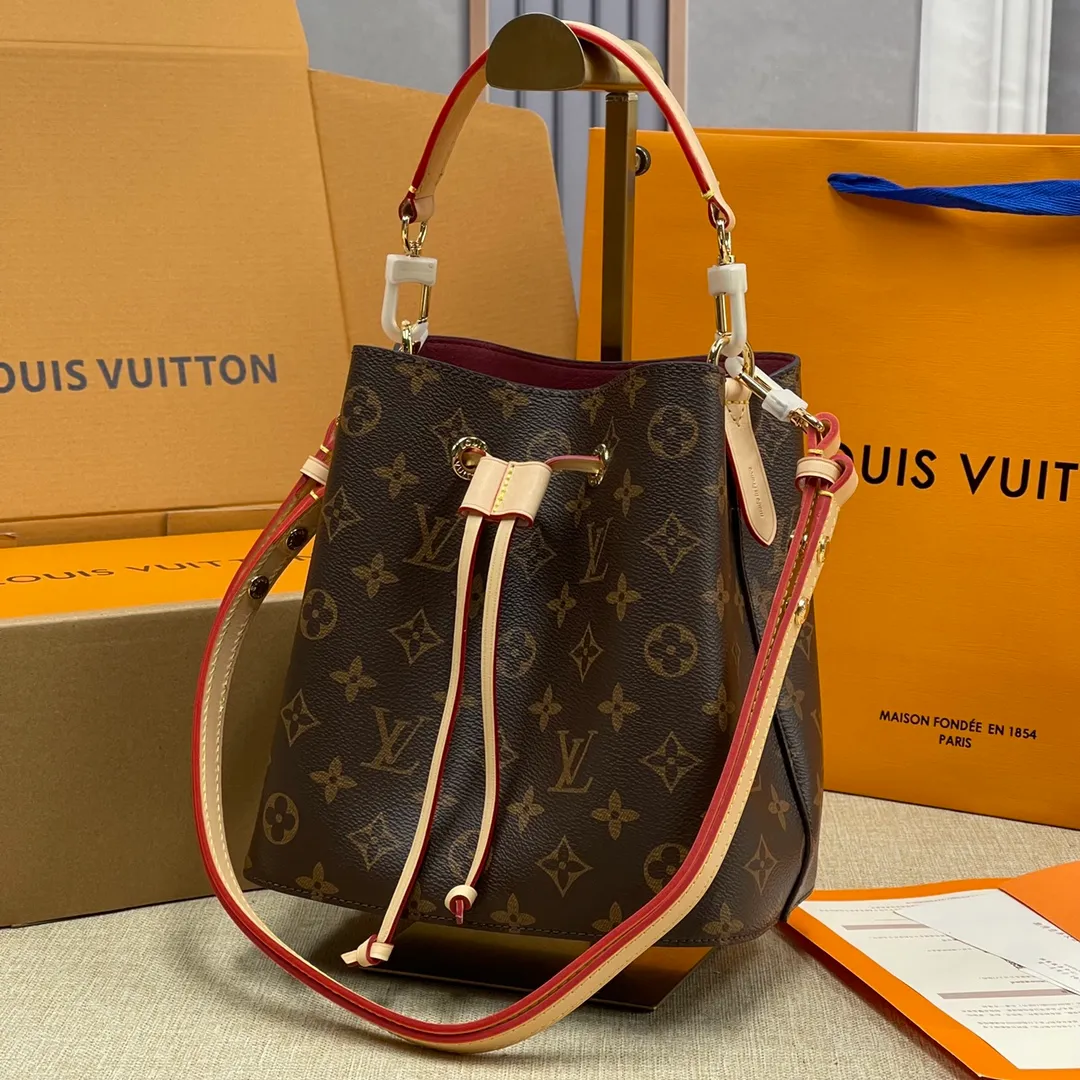 [Upgraded version] P540💰Upgraded version with complete packaging💕The new small bucket is finally here, super Ness😍M46581🐶NÉONOÉ BB handbag. The classic Monogram canvas and distressed leather have created a unique handbag. One of Louis Vuitton's iconic handbags-NéoNoé BB handbag is also included in this list. Item can be styled in a variety of ways with removable handles and removable and adjustable straps Dimensions: 20 x 20 x 13 cm