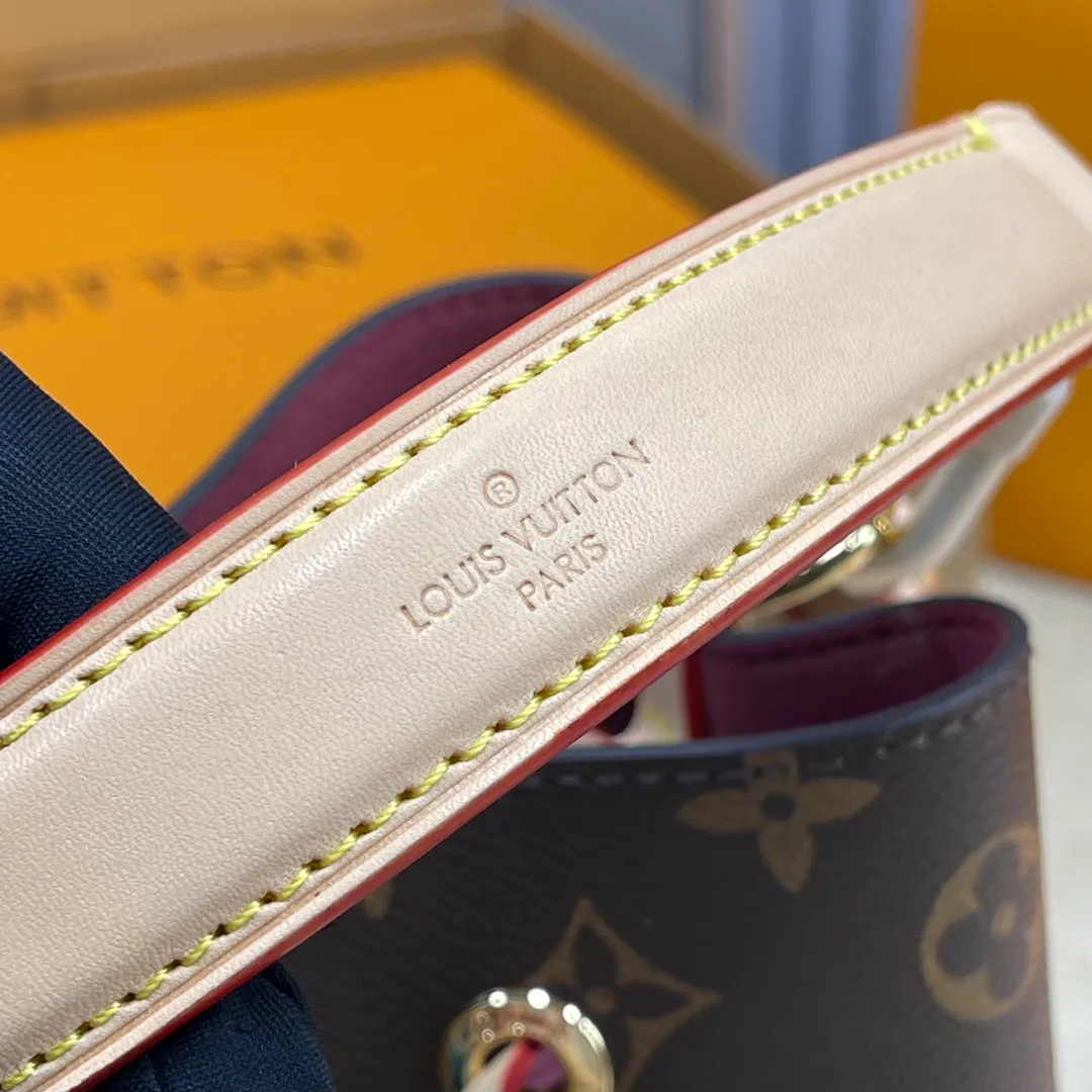 [Upgraded version] P540💰Upgraded version with complete packaging💕The new small bucket is finally here, super Ness😍M46581🐶NÉONOÉ BB handbag. The classic Monogram canvas and distressed leather have created a unique handbag. One of Louis Vuitton's iconic handbags-NéoNoé BB handbag is also included in this list. Item can be styled in a variety of ways with removable handles and removable and adjustable straps Dimensions: 20 x 20 x 13 cm