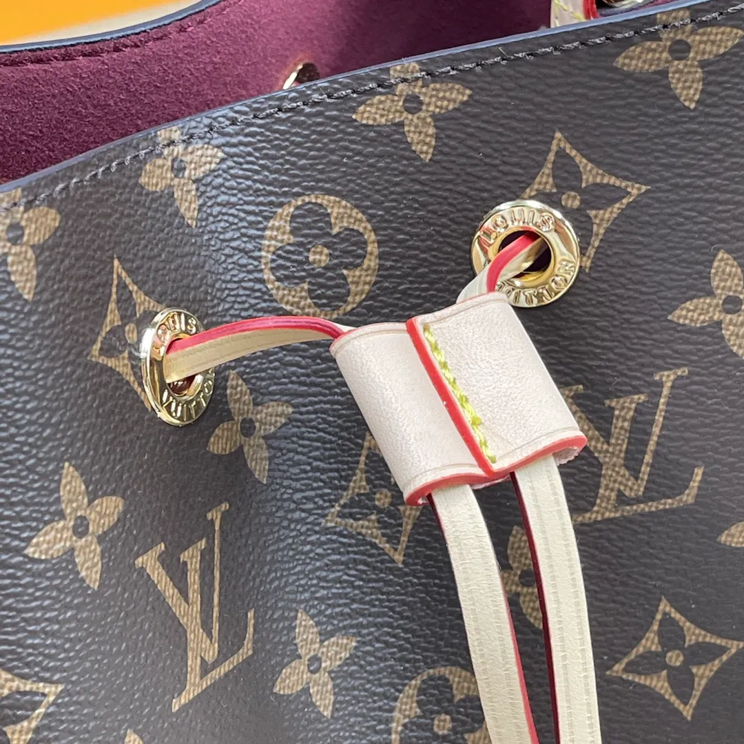 [Upgraded version] P540💰Upgraded version with complete packaging💕The new small bucket is finally here, super Ness😍M46581🐶NÉONOÉ BB handbag. The classic Monogram canvas and distressed leather have created a unique handbag. One of Louis Vuitton's iconic handbags-NéoNoé BB handbag is also included in this list. Item can be styled in a variety of ways with removable handles and removable and adjustable straps Dimensions: 20 x 20 x 13 cm