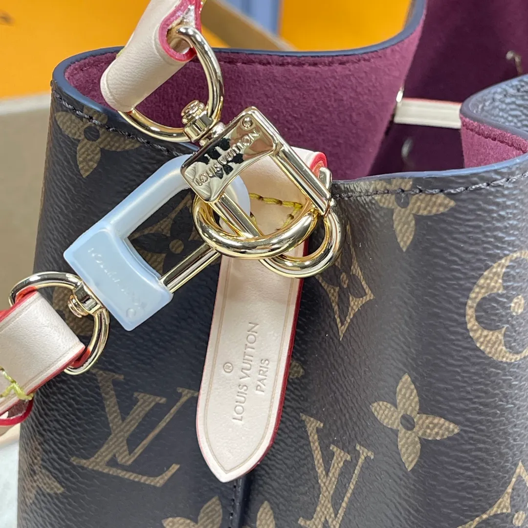 [Upgraded version] P540💰Upgraded version with complete packaging💕The new small bucket is finally here, super Ness😍M46581🐶NÉONOÉ BB handbag. The classic Monogram canvas and distressed leather have created a unique handbag. One of Louis Vuitton's iconic handbags-NéoNoé BB handbag is also included in this list. Item can be styled in a variety of ways with removable handles and removable and adjustable straps Dimensions: 20 x 20 x 13 cm