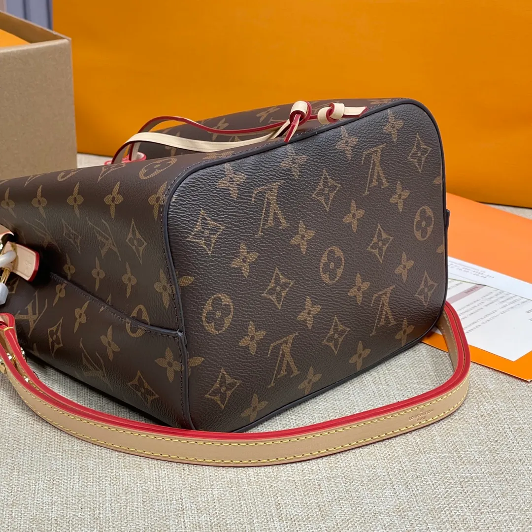 [Upgraded version] P540💰Upgraded version with complete packaging💕The new small bucket is finally here, super Ness😍M46581🐶NÉONOÉ BB handbag. The classic Monogram canvas and distressed leather have created a unique handbag. One of Louis Vuitton's iconic handbags-NéoNoé BB handbag is also included in this list. Item can be styled in a variety of ways with removable handles and removable and adjustable straps Dimensions: 20 x 20 x 13 cm