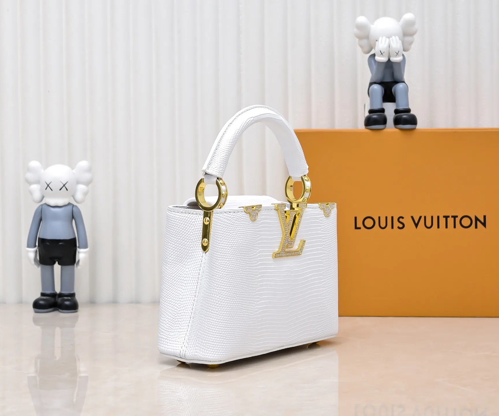 Top original P420 Guangzhou product M12296 white lizard leather with gold diamond corolla🔺This Capucines mini handbag is wrapped in gorgeous lizard leather and lined with delicate sheepskin, embellished with dazzling metal parts. The flip cover reads LV letters inside, and a Monogram flower blooms when turned out. Its compact size makes it a dazzling choice for evening occasions. Detailed features 21 x 14 x 8 cm (length x height x width