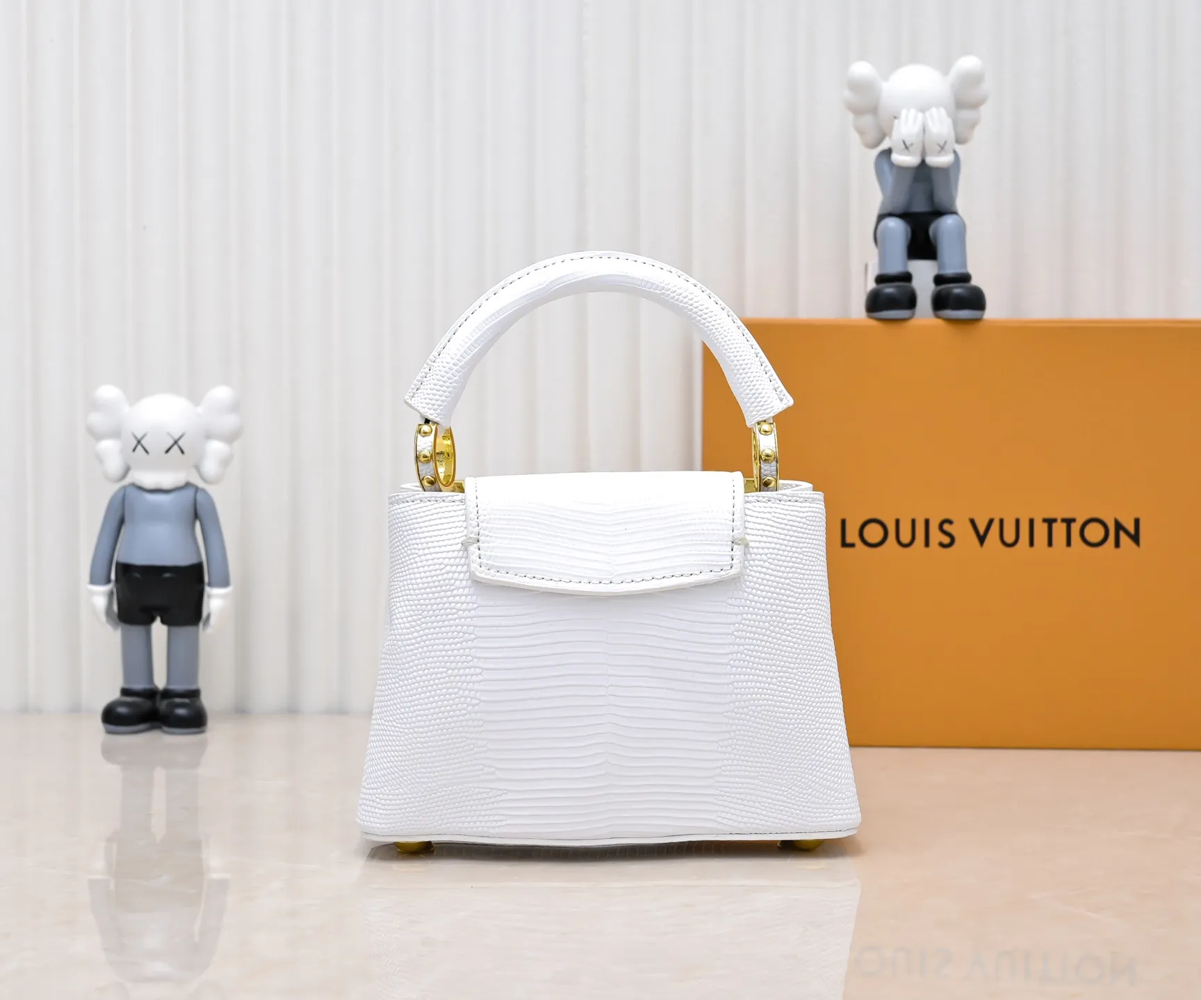 Top original P420 Guangzhou product M12296 white lizard leather with gold diamond corolla🔺This Capucines mini handbag is wrapped in gorgeous lizard leather and lined with delicate sheepskin, embellished with dazzling metal parts. The flip cover reads LV letters inside, and a Monogram flower blooms when turned out. Its compact size makes it a dazzling choice for evening occasions. Detailed features 21 x 14 x 8 cm (length x height x width